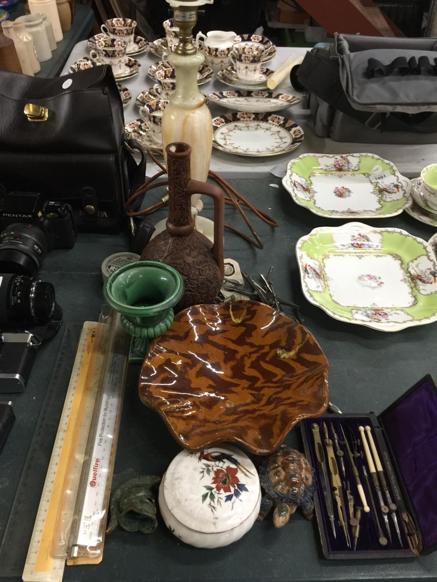 VARIOUS ITEMS TO INCLUDE AN ONYX LAMP, STUDIO POTTERY, WADE TORTOISE, A VINTAGE CASED GEOMETRY SET