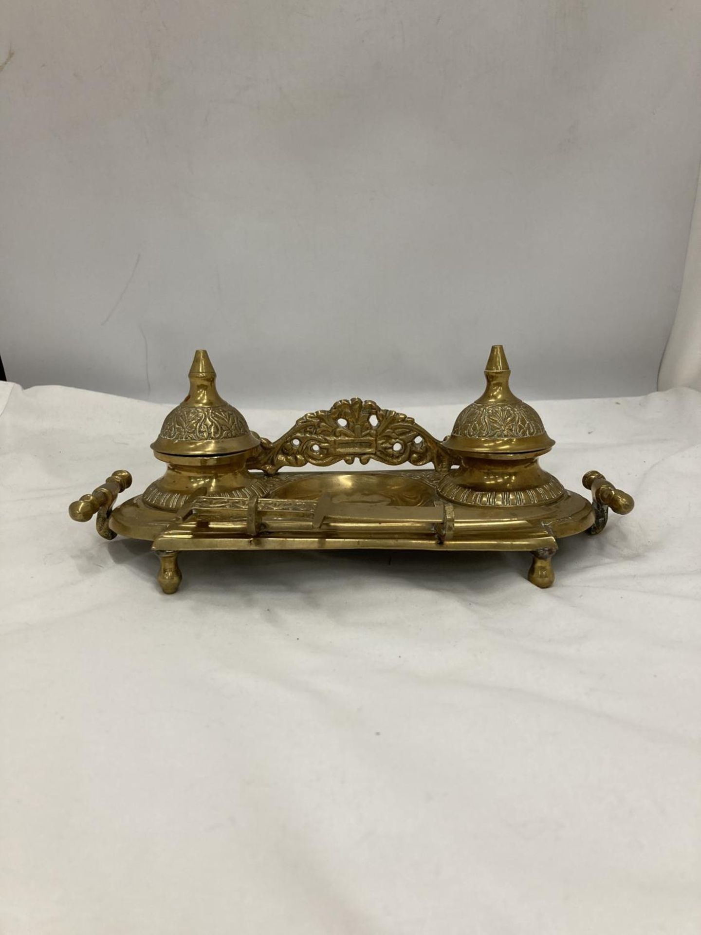 AN ORNATE VINTAGE BRASS INKWELL STAND - Image 2 of 5