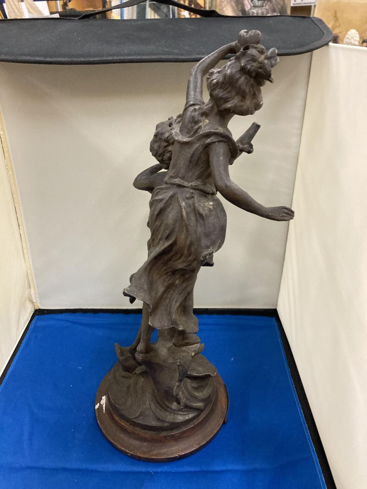 A VINTAGE TALL HEAVY FRENCH SPELTER FIGURE 'BACCHANALE', HEIGHT 41CM - Bild 2 aus 4