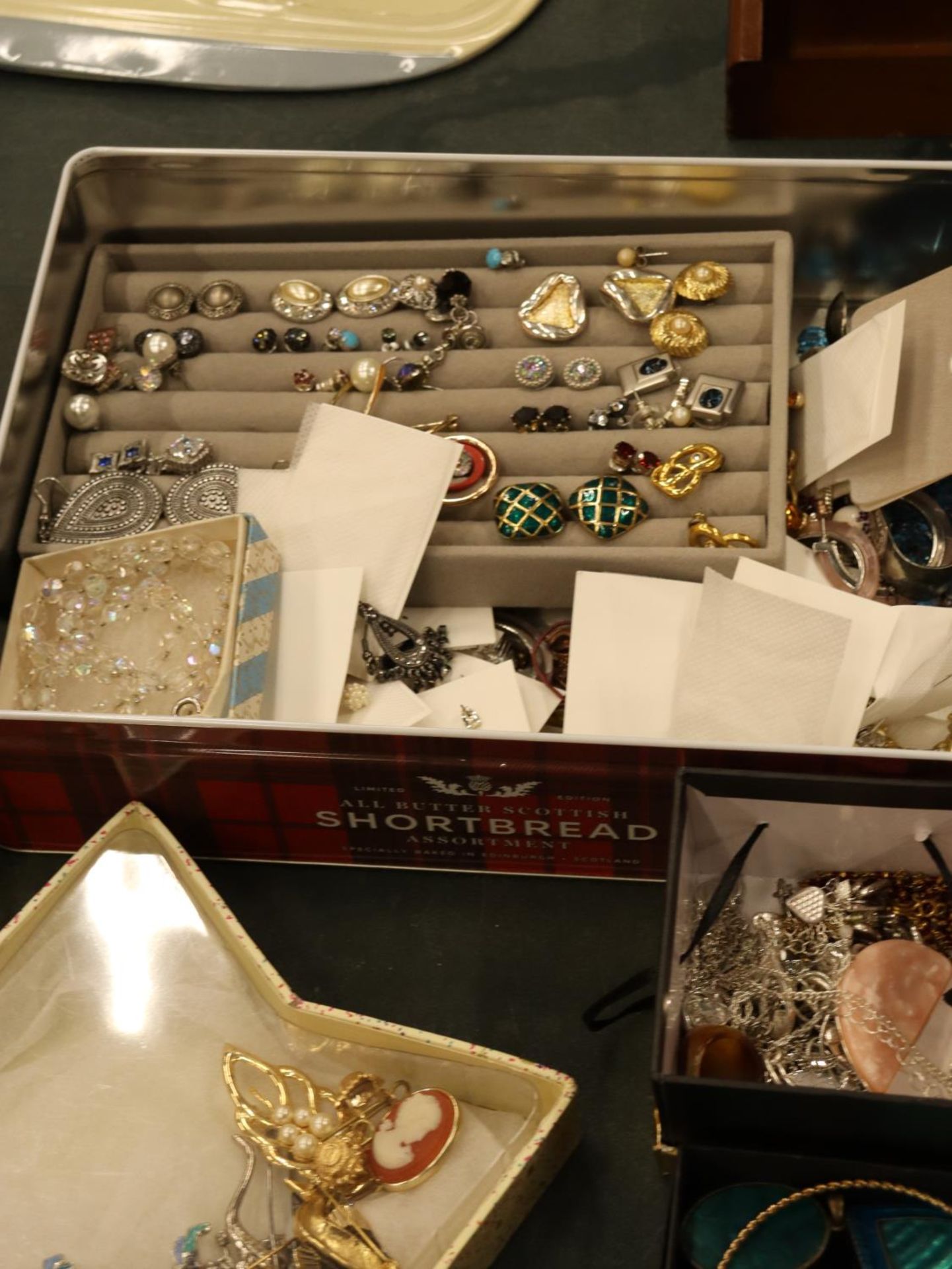 A LARGE QUANTITY OF COSTUME JEWELLERY, SOME BOXED TO INCLUDE EARRINGS, RINGS, NECKLACES, BROOCHES, - Image 3 of 10