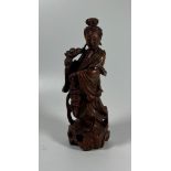 A CHINESE CARVED ROOTWOOD FIGURE OF A GEISHA GIRL, HEIGHT 19.5 CM