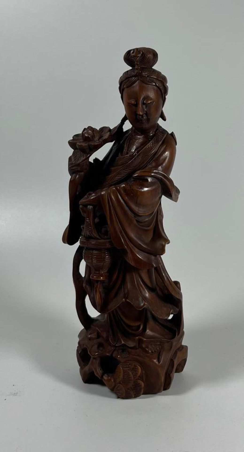 A CHINESE CARVED ROOTWOOD FIGURE OF A GEISHA GIRL, HEIGHT 19.5 CM