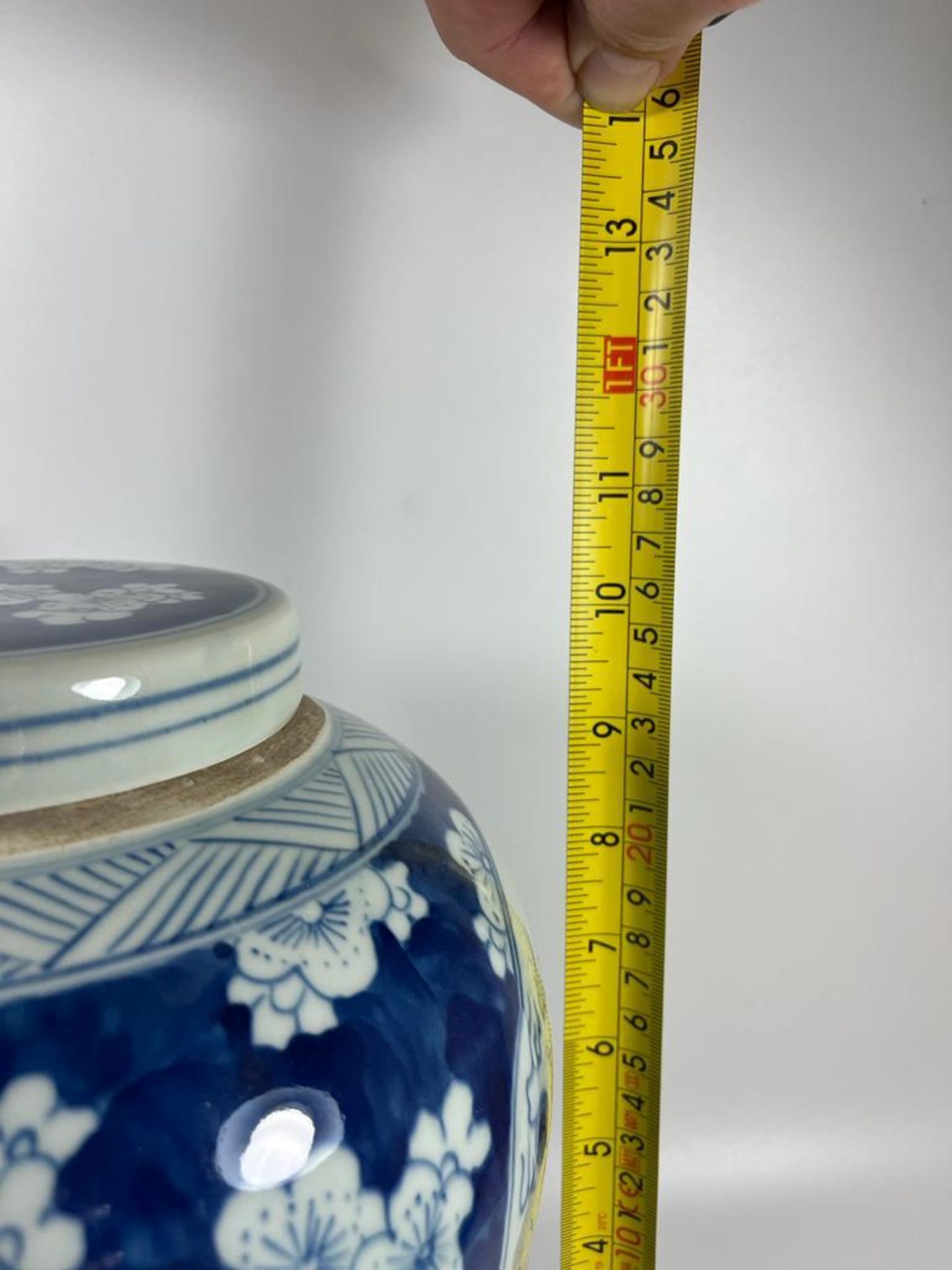 A LARGE CHINESE BLUE AND WHITE PRUNUS BLOSSOM 'OBJECTS' PATTERN PORCELAIN GINGER JAR ON CARVED - Image 5 of 7