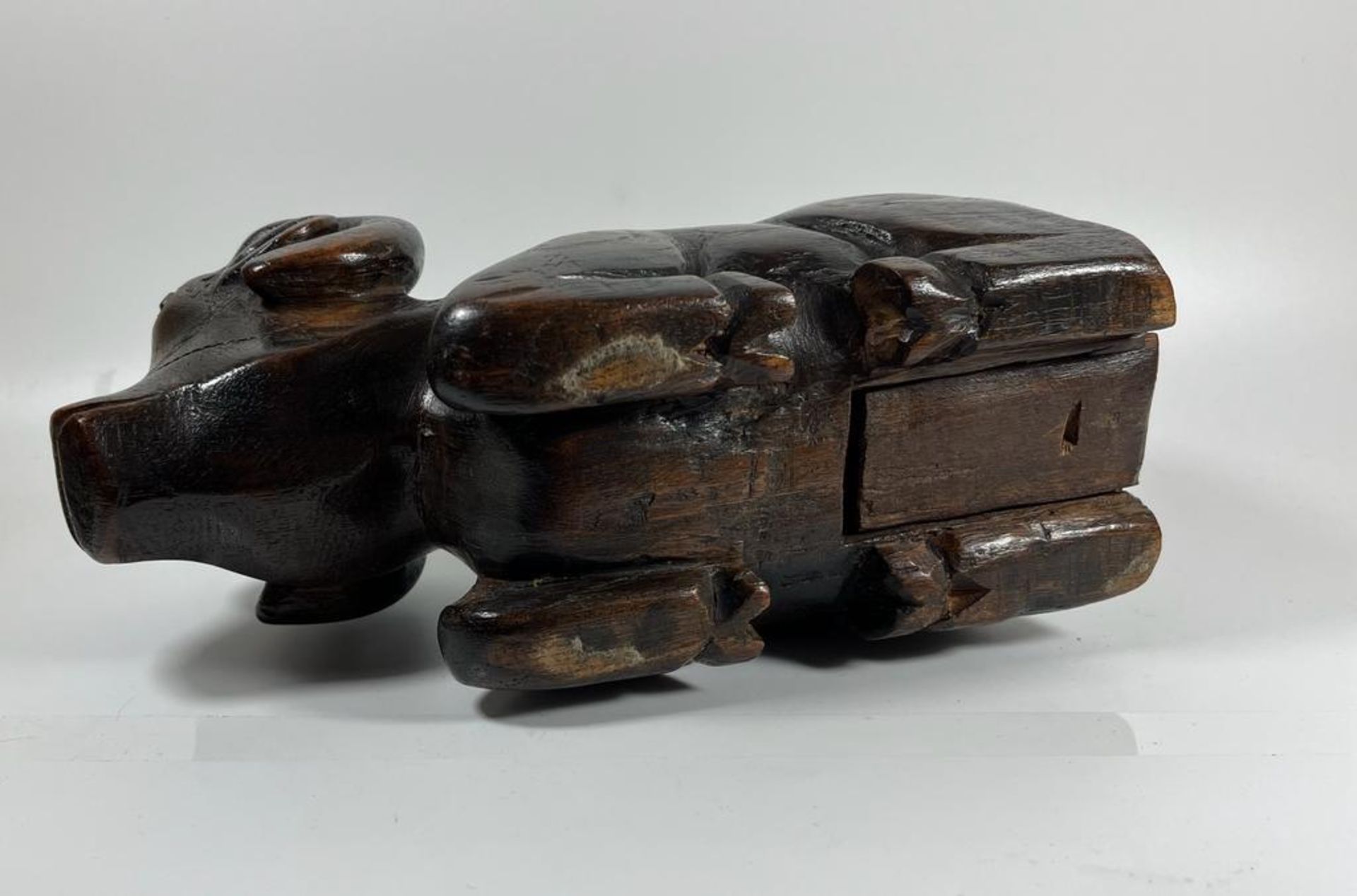 A VINTAGE AFRICAN TRIBAL HARDWOOD MODEL OF A RAM WITH SECRET UNDER CARRIAGE COMPARTMENT, LENGTH 27 - Image 5 of 7