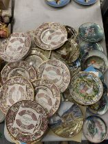 A LARGE COLLECTION OF COLLECTORS PLATES TO INCLUDE MASONS CHRISTMAS PLATES, ROYAL DOULTON ETC