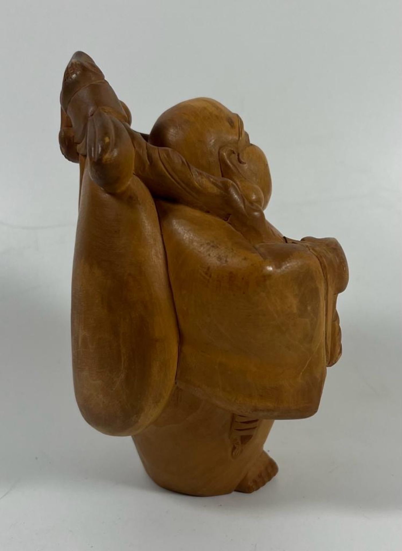 A VINTAGE CARVED WOODEN MODEL OF A BUDDHA, HEIGHT 14 CM - Image 2 of 4