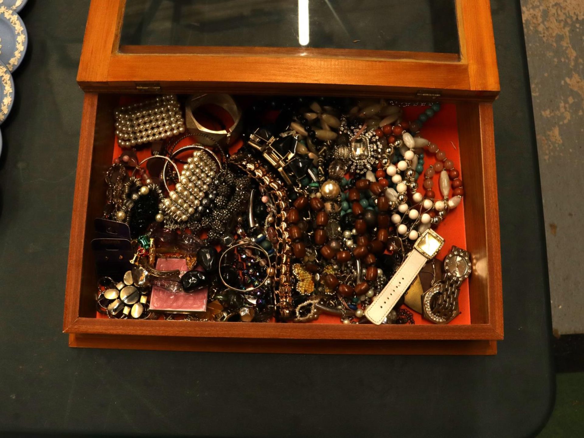 A QUANTITY OF COSTUME JEWELLERY IN A GLASS TOPPED DISPLAY CASE - Bild 3 aus 8