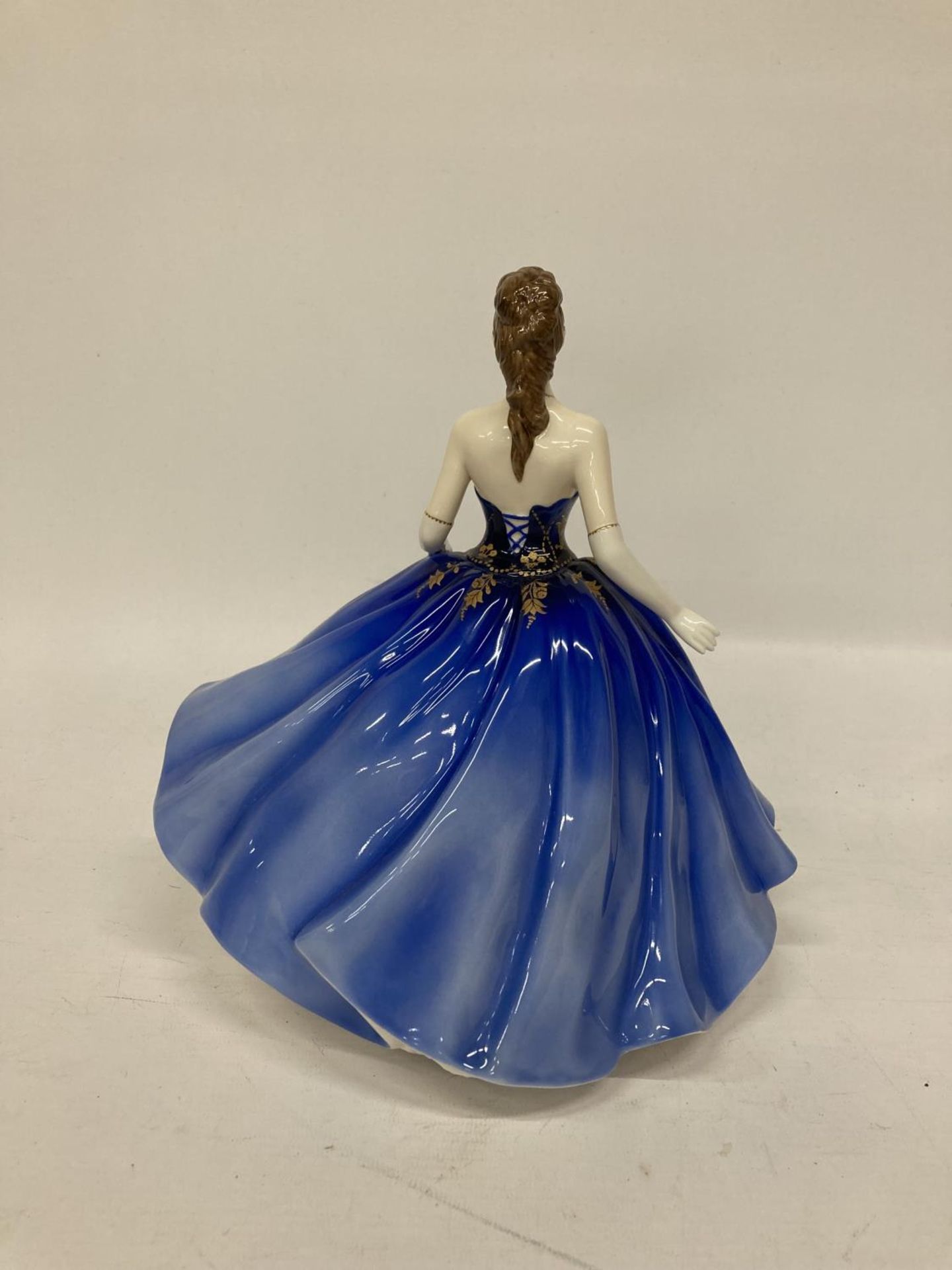 A ROYAL DOULTON FIGURINE FROM THE CLASSICS COLLECTION "ABIGAIL" LADY OF THE YEAR 2006 HN4824 - Image 3 of 5