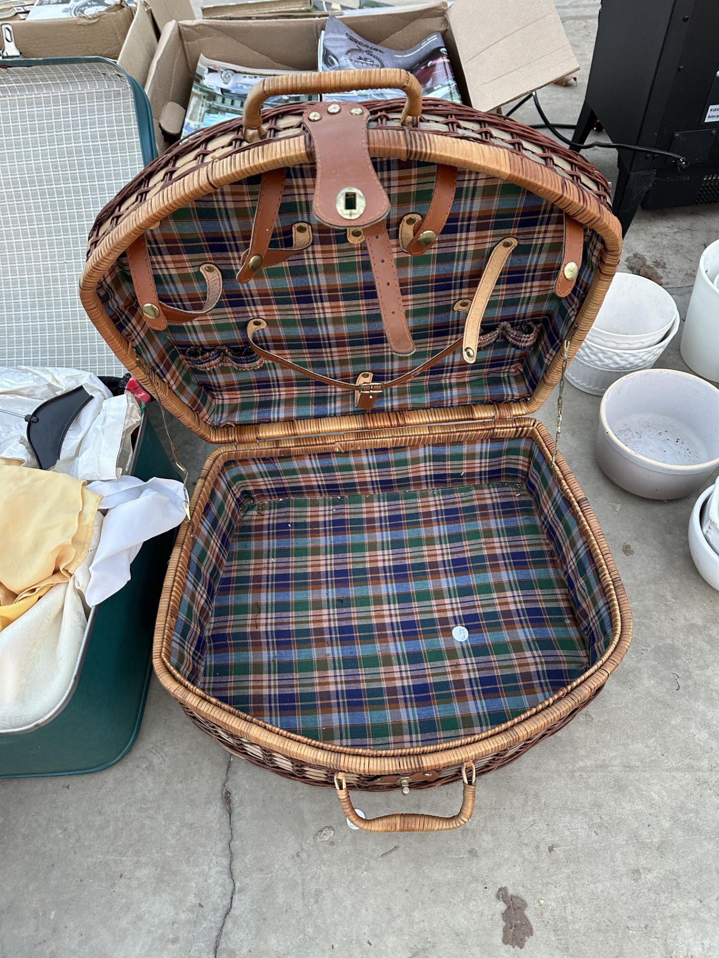 A WICKER BASKET AND A SUITCASE CONTAINING VARIOUS MATERIAL - Bild 2 aus 3