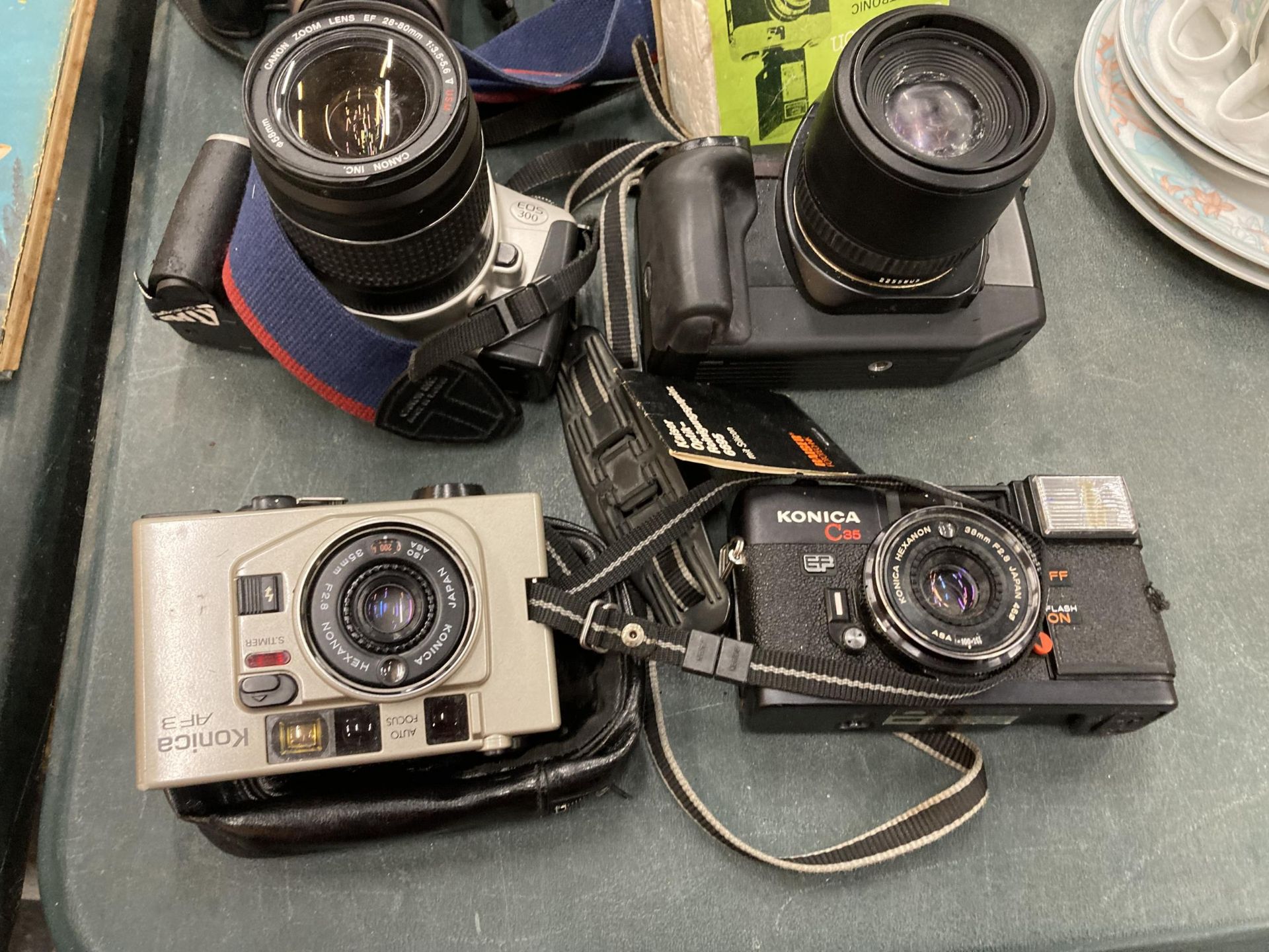 A COLLECTION OF VINTAGE CAMERAS TO INCLUDE A PRAKTICA L, OLYMPUS, CANON EOS 300, CANON EOS 650, - Image 5 of 5