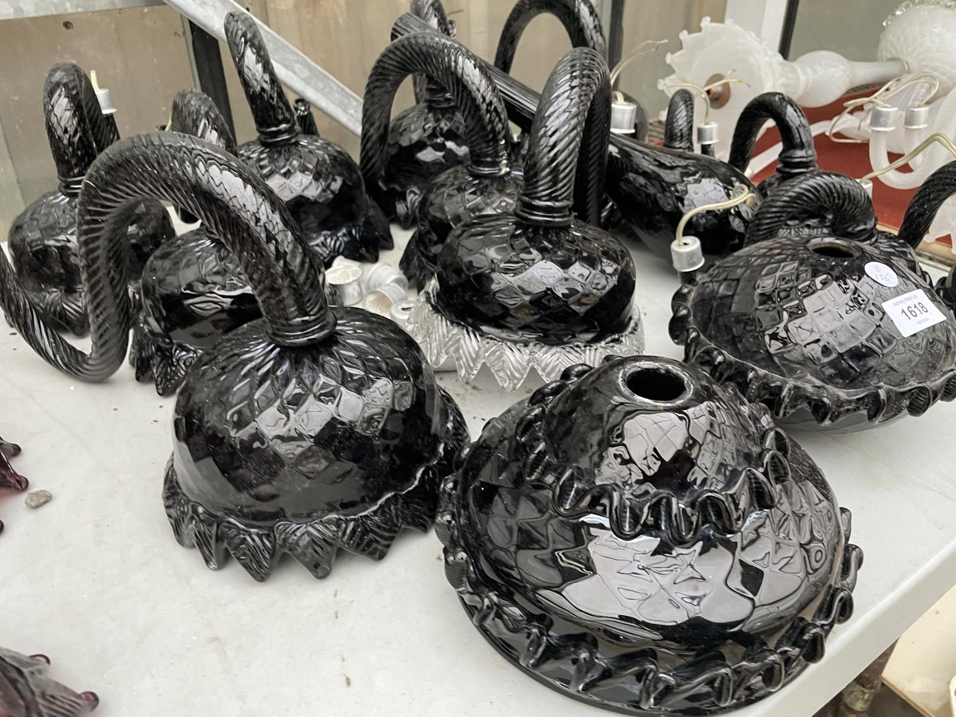 AN ASSORTMENT OF VINTAGE AND RETRO BLACK MURANO GLASS LIGHT FITTINGS AND SHADES - Bild 3 aus 4