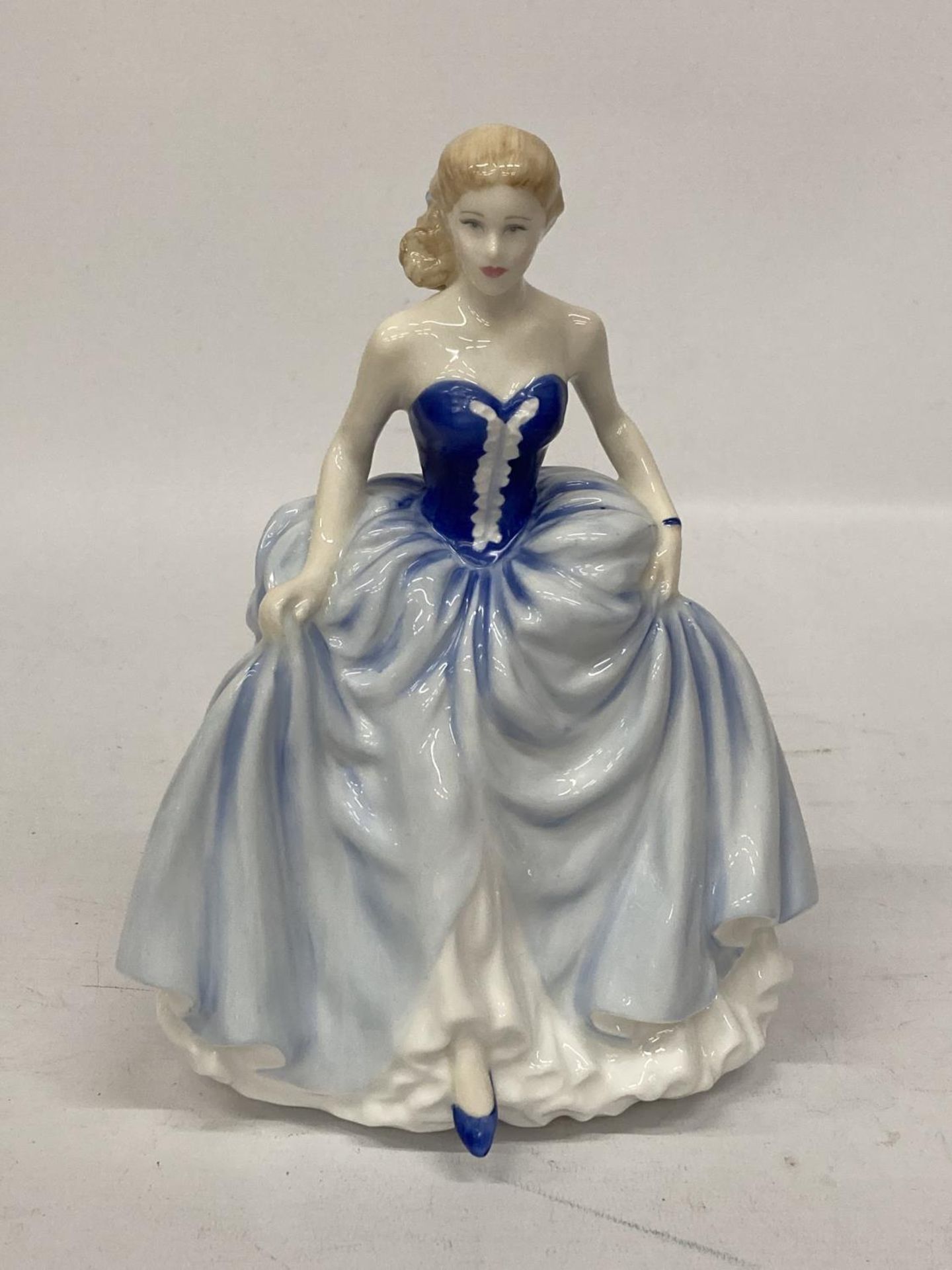 A ROYAL DOULTON FIGURINE FROM THE PRETTY LADIES COLLECTION "FIGURE OF THE YEAR 2004 SUSAN" HN4532