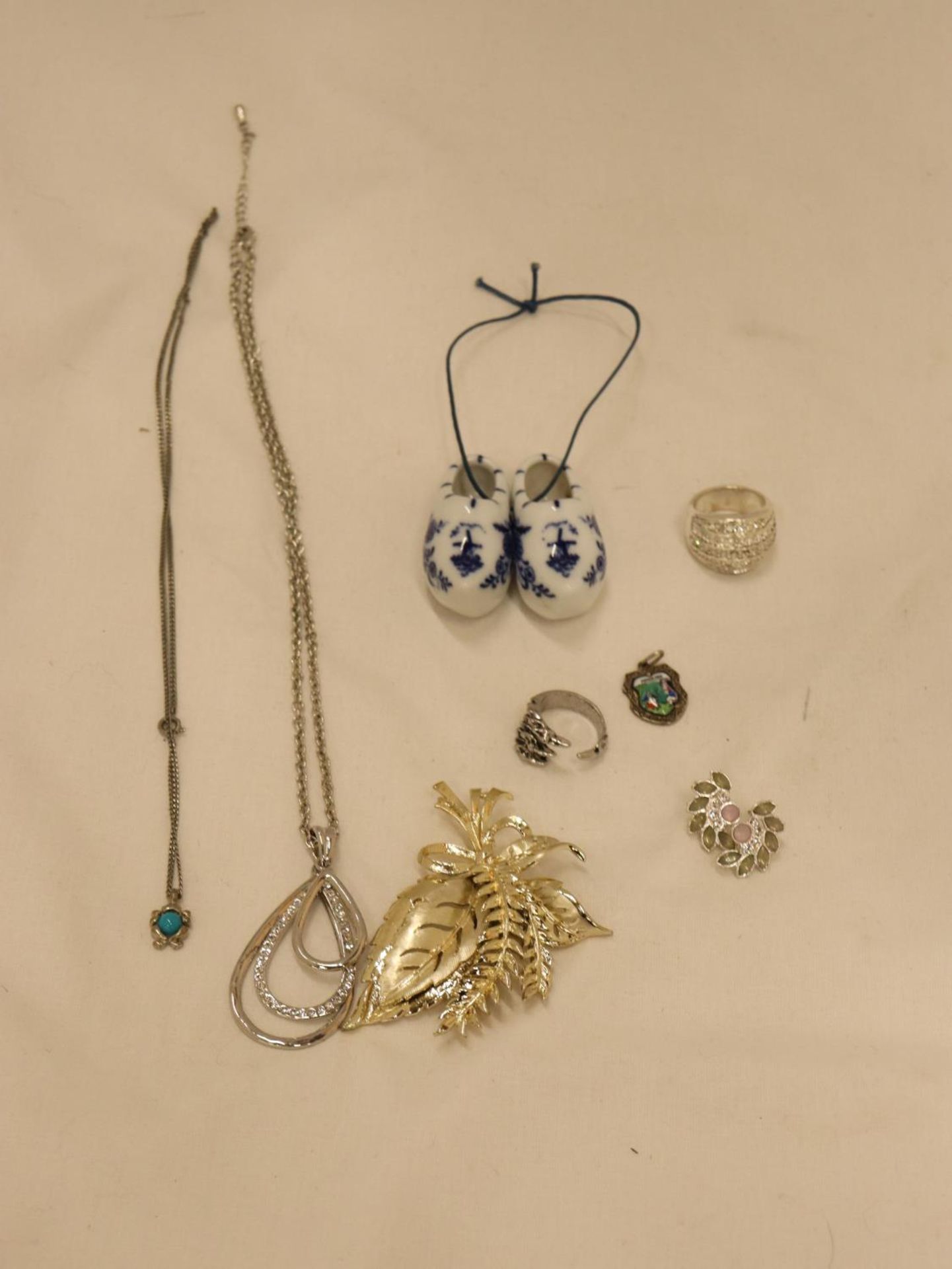 A LARGE QUANTITY OF COSTUME JEWELLERY, SOME BOXED TO INCLUDE EARRINGS, RINGS, NECKLACES, BROOCHES, - Image 8 of 10