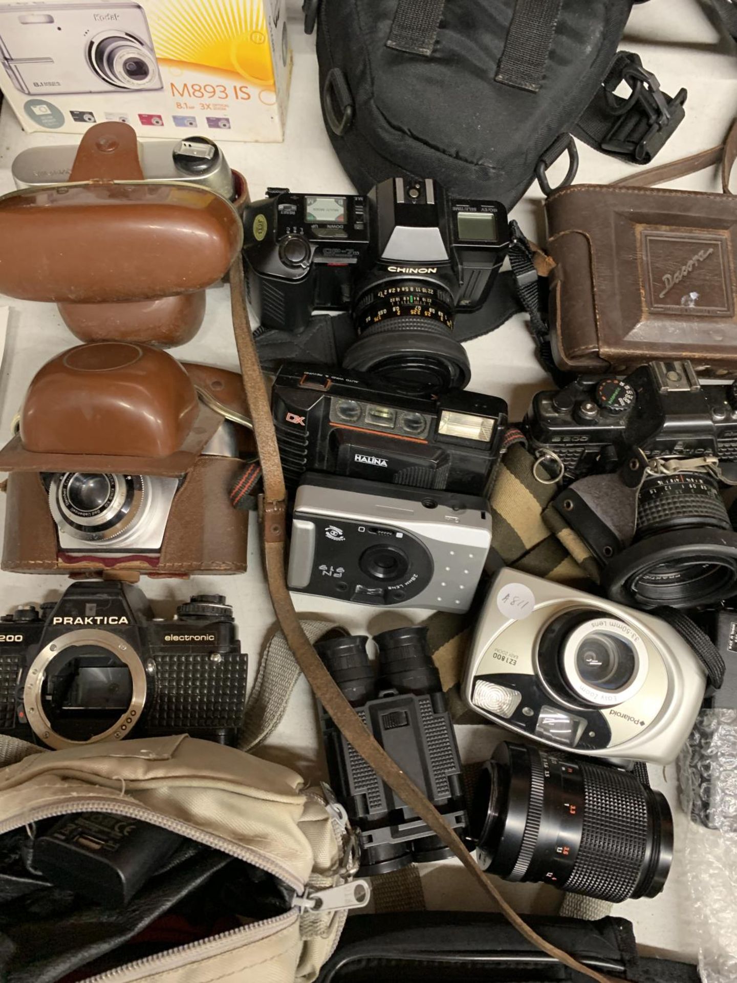 A COLLECTION OF VINTAGE CAMERAS AND ACCESSORIES TO INCLUDE PRAKTICA, CHINON, REGULETTE, KODAK, ETC - Image 3 of 3