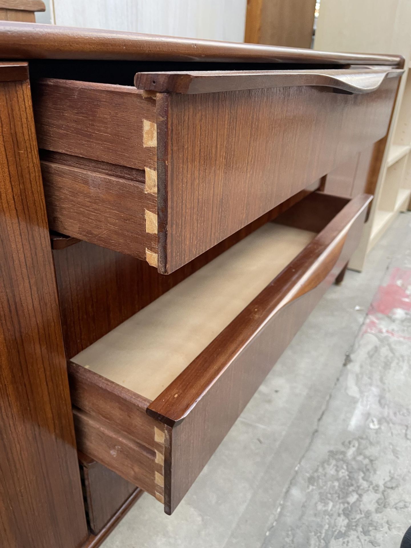 AN ELLIOTS OF NEWBURY ZEBRANO TEAK FLOATING SIDEBOARD, 76" WIDE ENCLOSING FOUR DRAWERS AND FOUR - Image 3 of 3