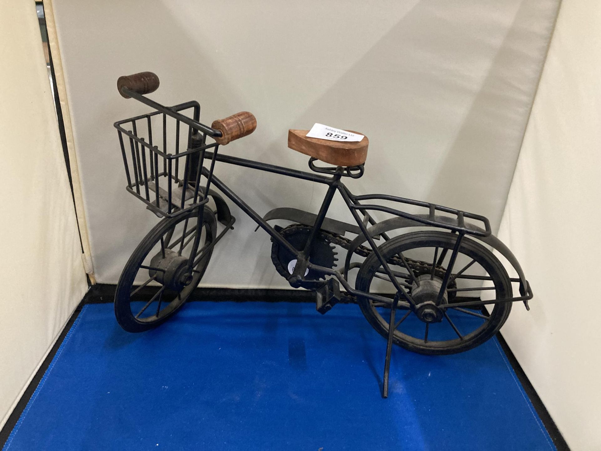 A METAL AND WOOD MODEL OF A DELIVERY BIKE, HEIGHT 20CM, LENGTH 38CM