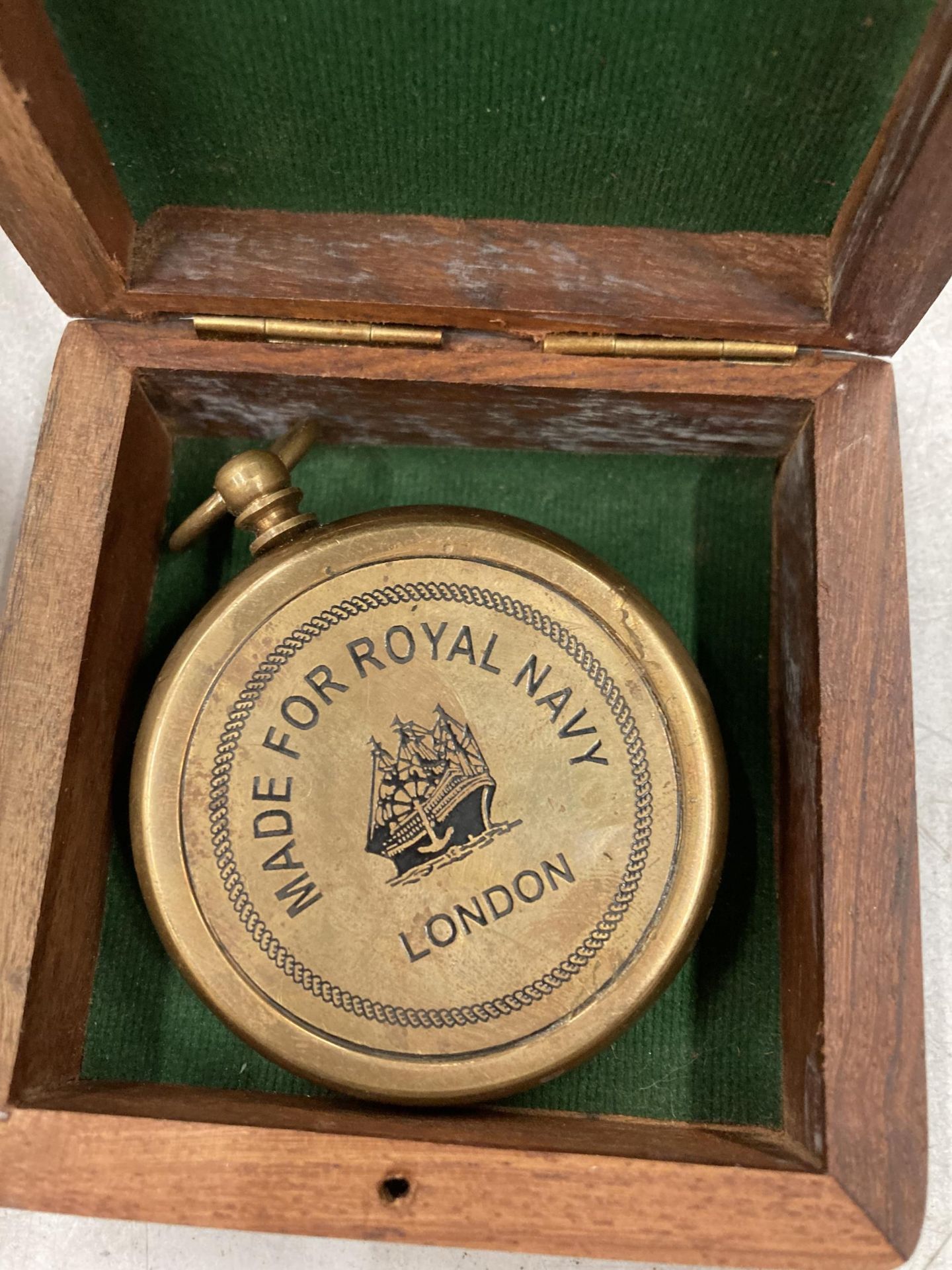 A VINTAGE STYLE 'MADE FOR ROYAL NAVY' COMPASS IN A WOODEN BOX - Image 3 of 3