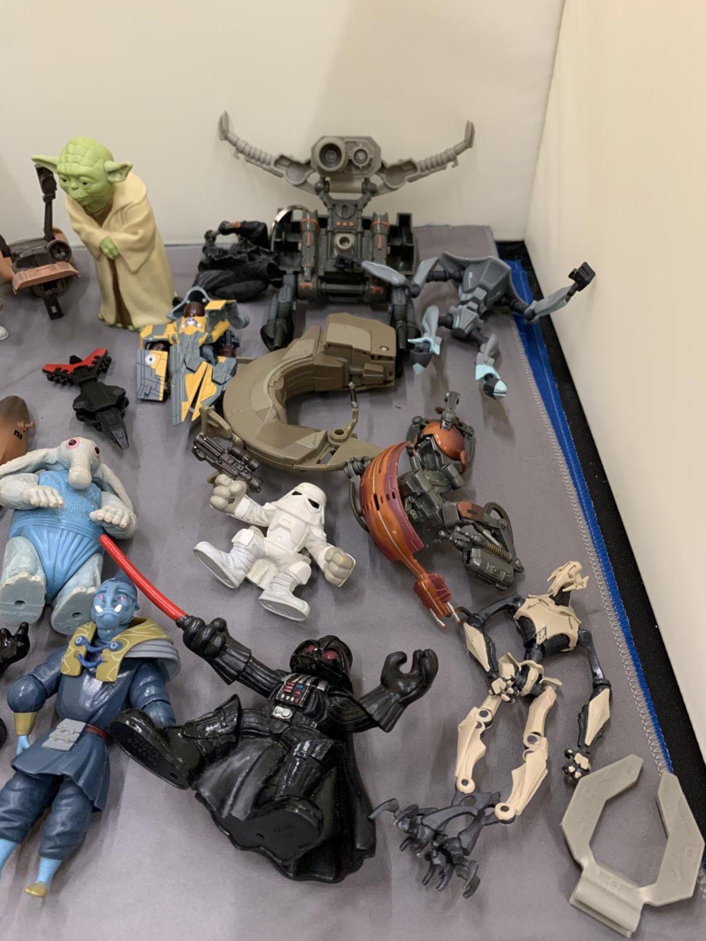 A COLLECTION OF STAR WARS FIGURES - Image 2 of 4