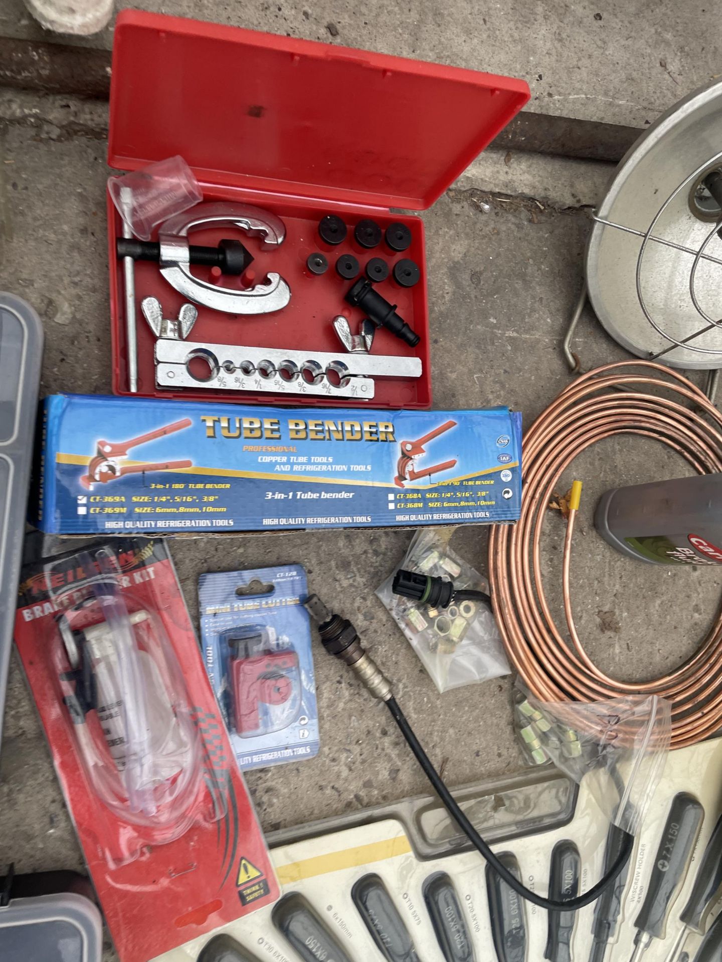 AN ASSORTMENT OF TOOLS AND HARDWARE TO INCLUDE AN AS NEW SUCTION SPRAY GUN, COPPER PIPE, SCREWDRIVER - Image 3 of 5