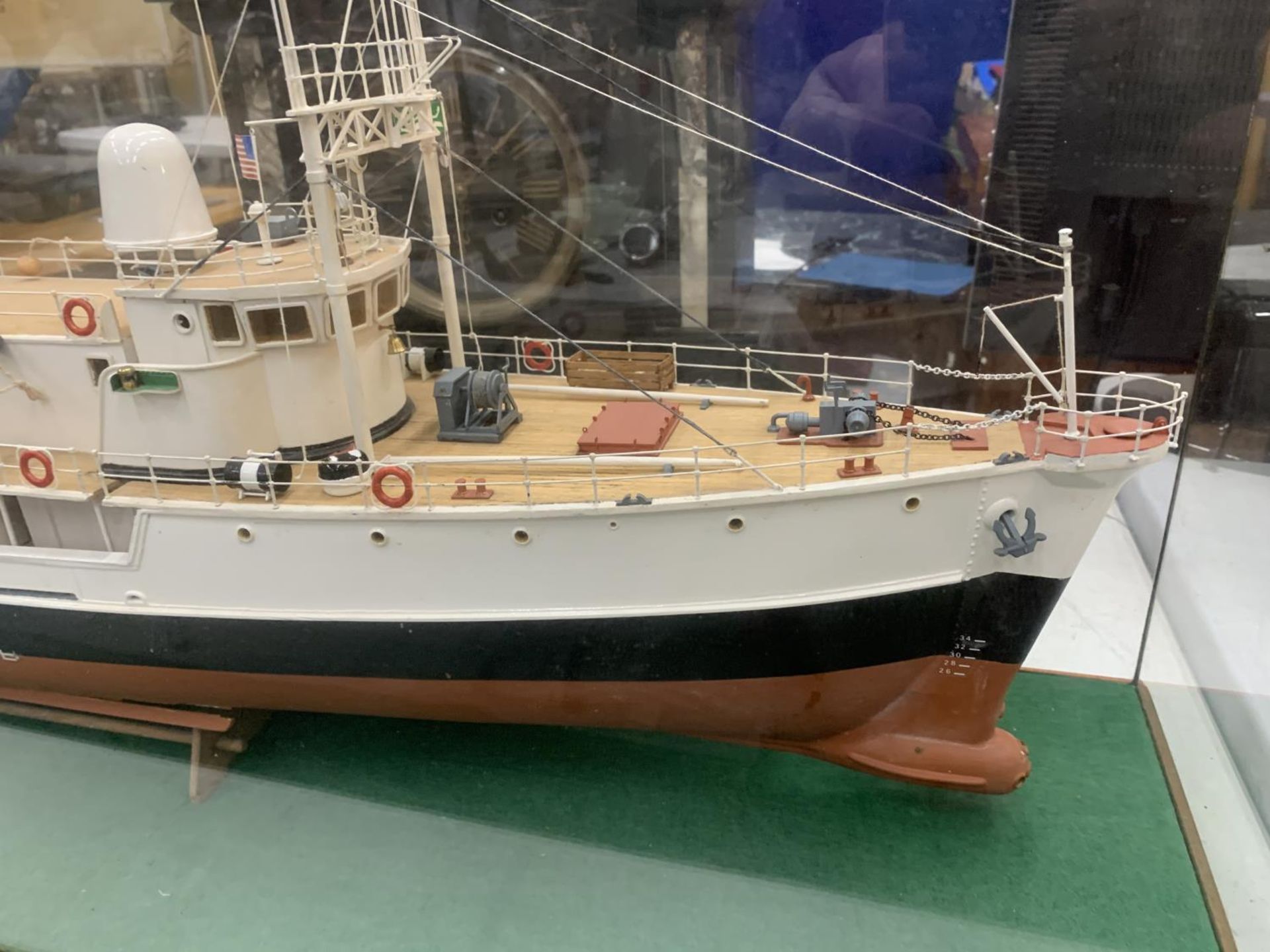 A LARGE MODEL OF A BOAT WITH HELICOPTER IN A GLASS CASE - Bild 4 aus 5