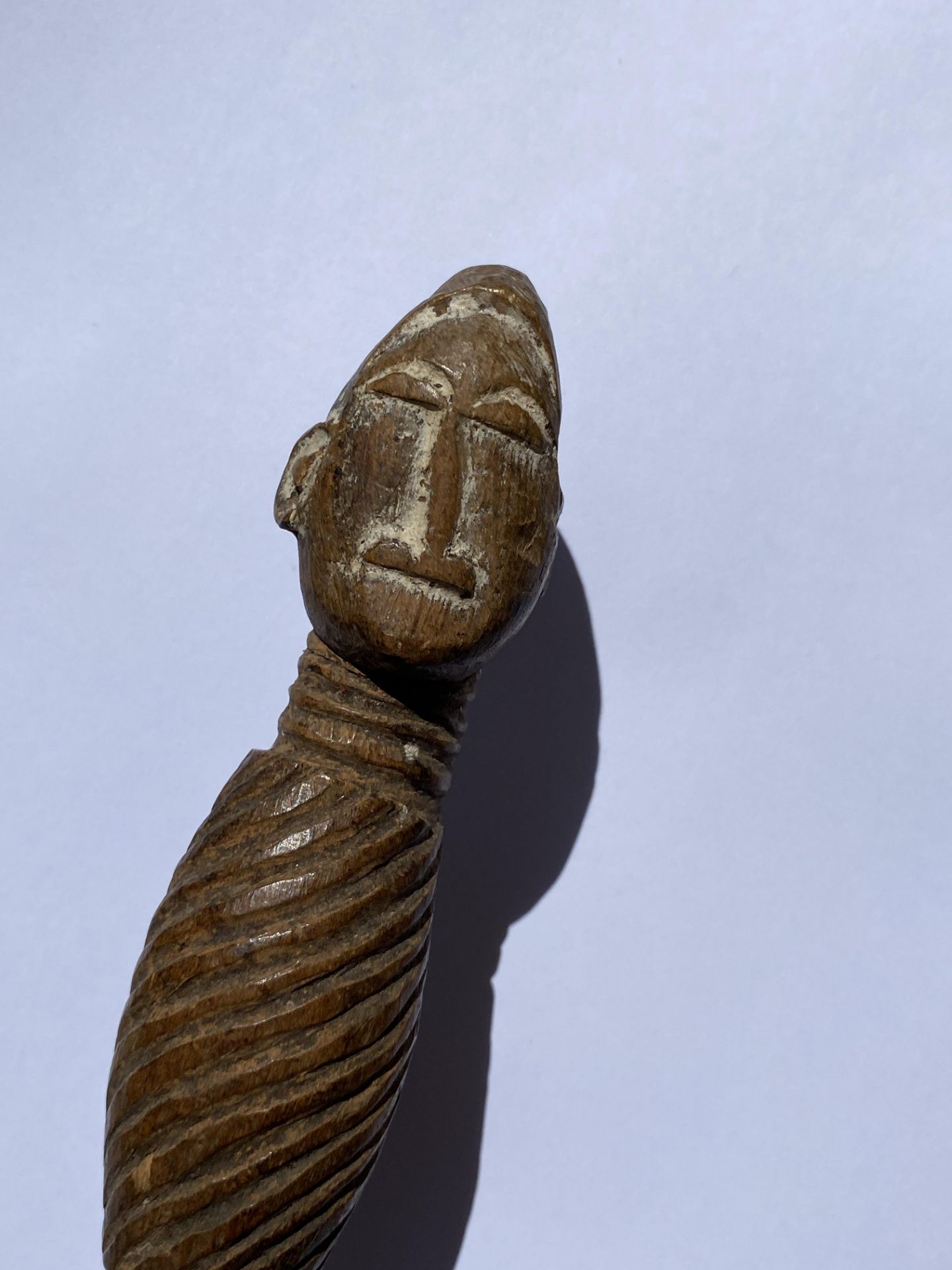 A VINTAGE AFRICAN TRIBAL CEREMONIAL DAGGER WITH CARVED WOODEN HANDLE WITH FACE DESIGN, LENGTH 28 CM - Image 2 of 4