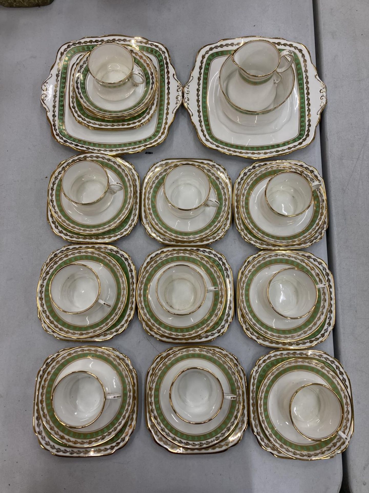 A VINTAGE ROYAL ALBERT PART CHINA TEASET TO INCLUDE CAKE PLATES, A SUGAR BOWL, CREAM JUGS, CUPS, - Bild 2 aus 4