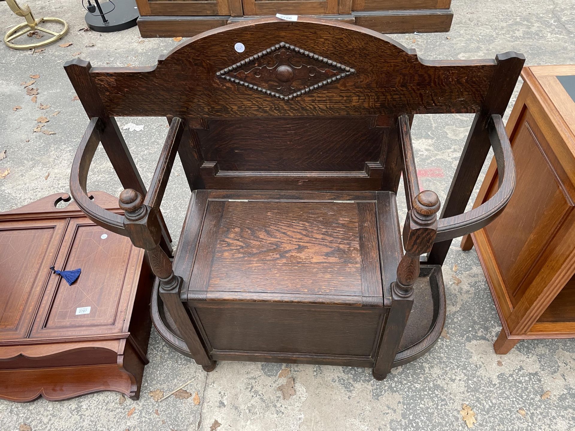 AN EARLY 20TH CENTURY OAK HALL SEAT/STICK STAND