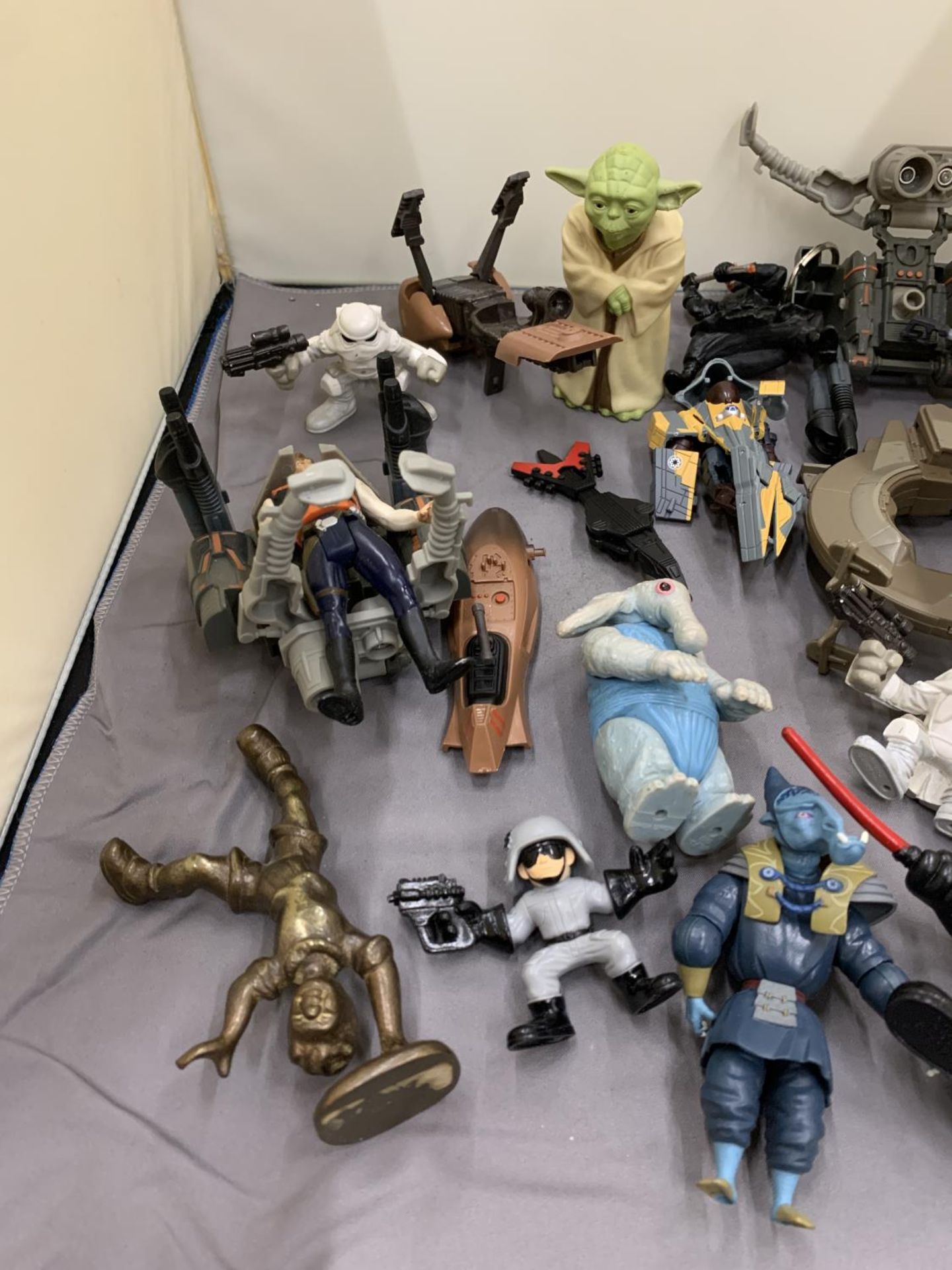 A COLLECTION OF STAR WARS FIGURES - Image 3 of 4