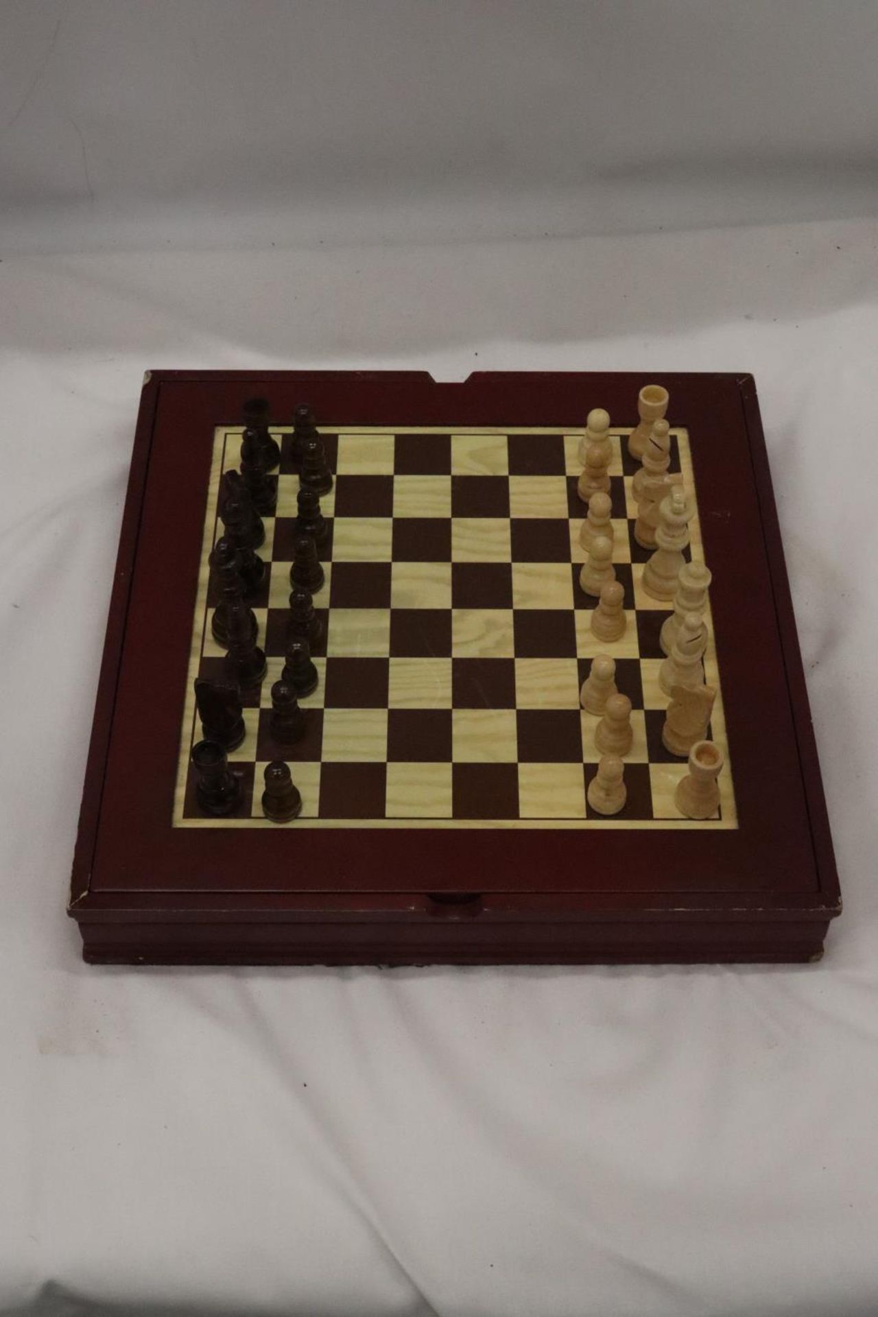 A 7 IN 1 COMPENDIUM SET TO INCLUDE CHESS, DRAUGHTS, BACKGAMMON, ETC