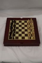 A 7 IN 1 COMPENDIUM SET TO INCLUDE CHESS, DRAUGHTS, BACKGAMMON, ETC