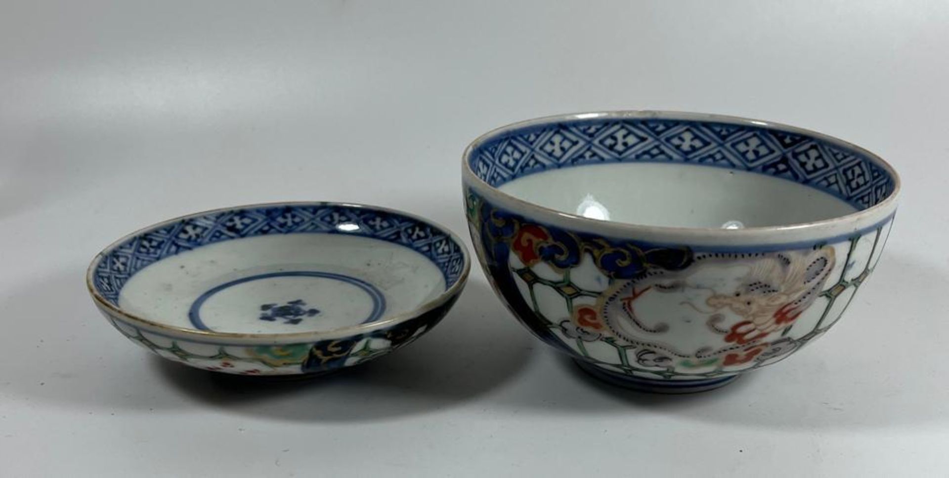 A 19TH CENTURY JAPANESE IMARI DRAGON BOWL AND MATCHING SAUCER, BOTH WITH MATCHING MOTIFS AND DESIGN, - Image 2 of 4