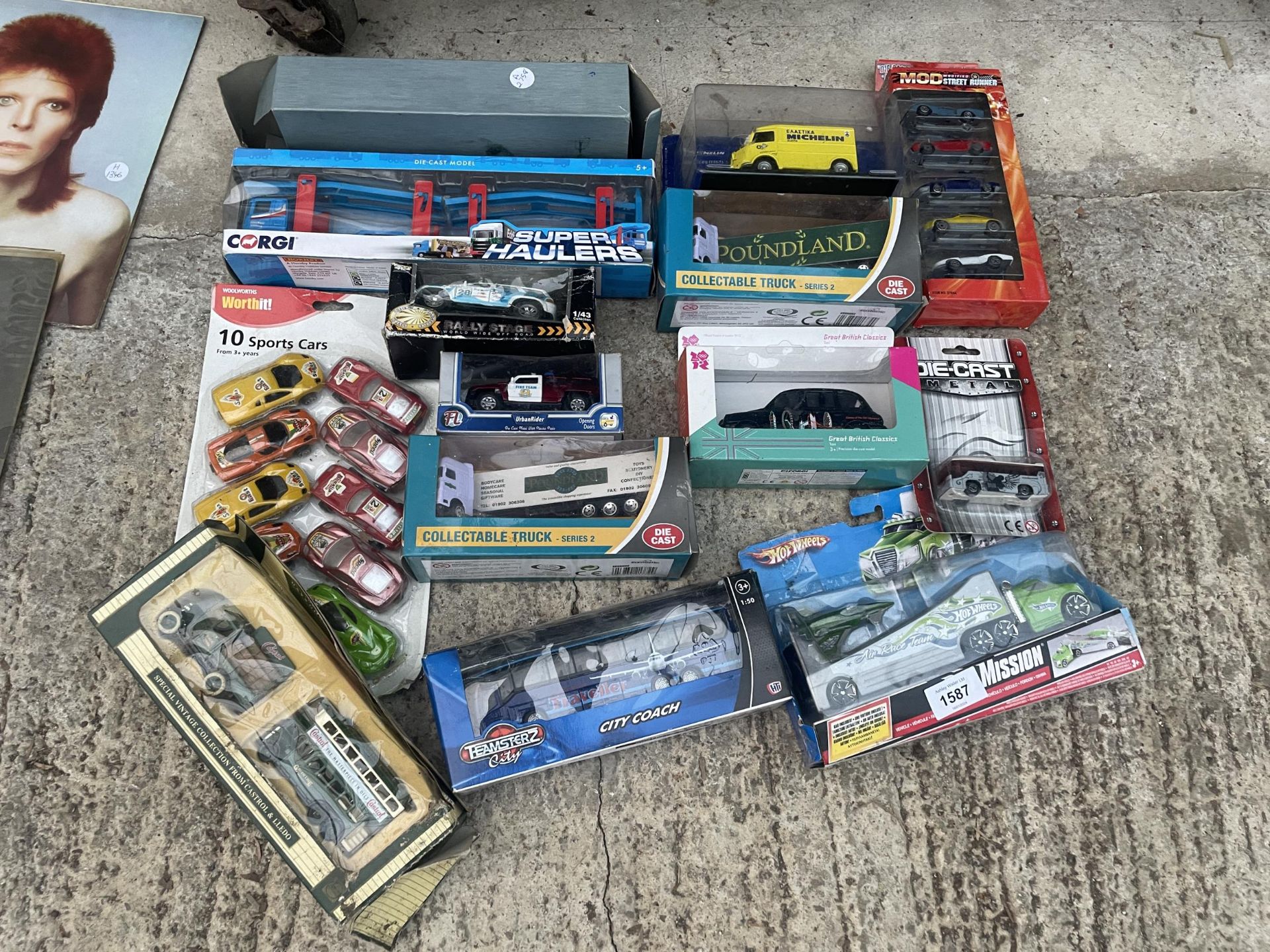 AN ASSORTMENT OF BOXED DIECAST TRUCKS AND CARS ETC