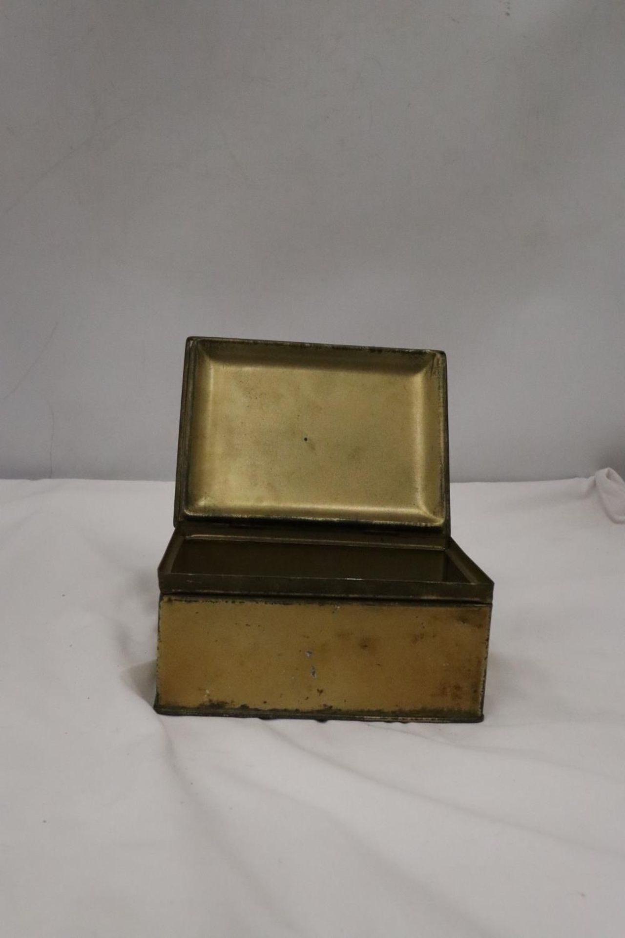 A BRASS BOX CONTAINING MILITARY BUTTONS AND BADGES - Image 3 of 10