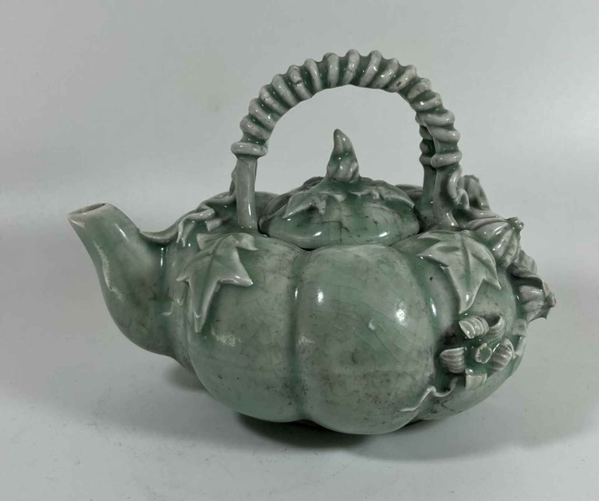 A CHINESE CELADON GLAZE TEAPOT WITH BRAIDED DESIGN HANDLE, HEIGHT 11 CM - Image 2 of 6