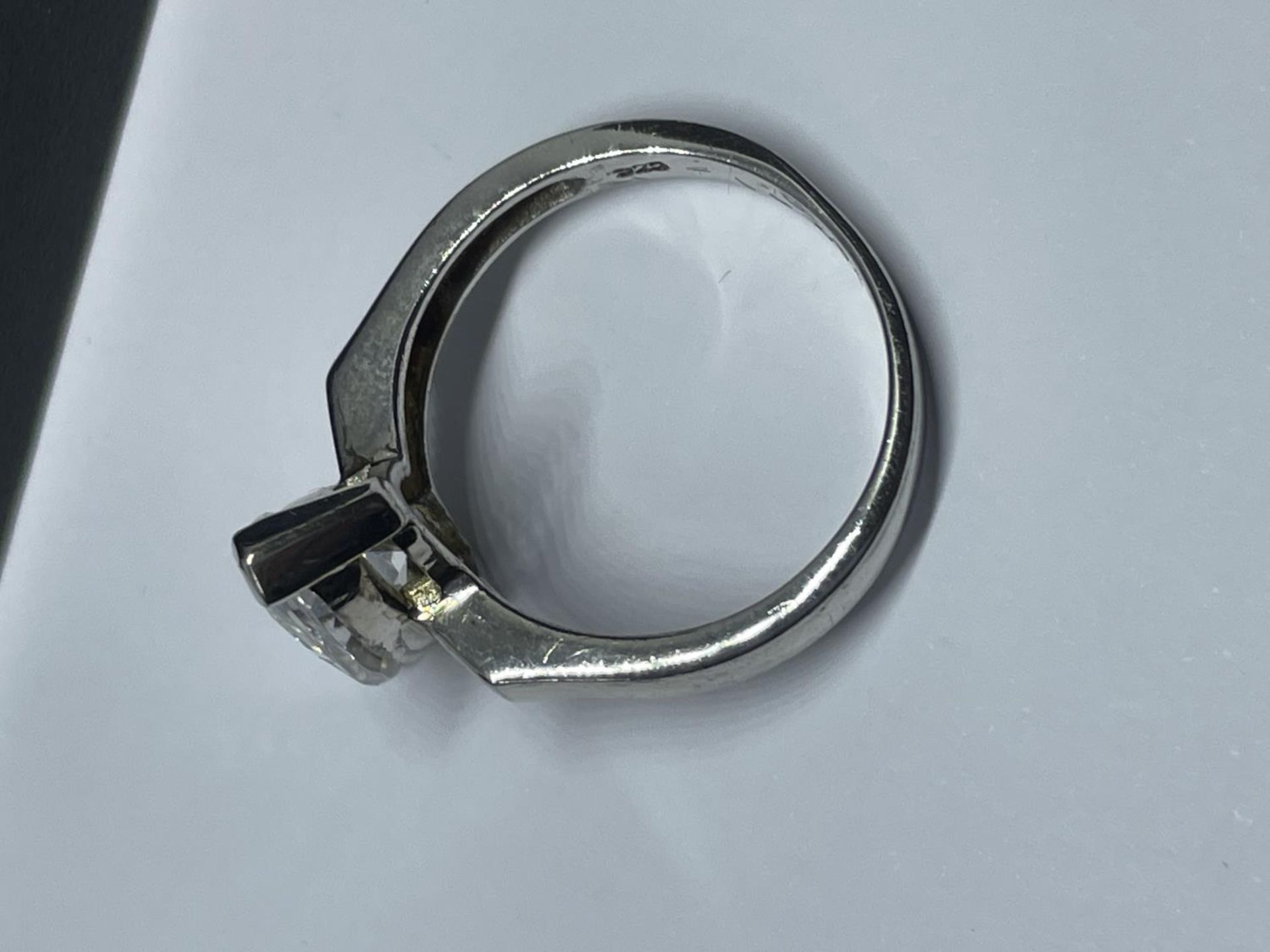 A LADIES SILVER DRESS RING, BOXED - Image 3 of 3