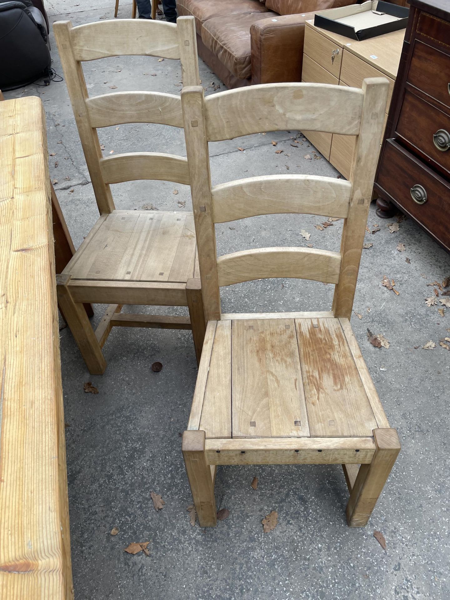 A PINE DINING TABLE, 72 X 35" WITH METAL STRAPS AND SIX CHAIRS - Image 5 of 7