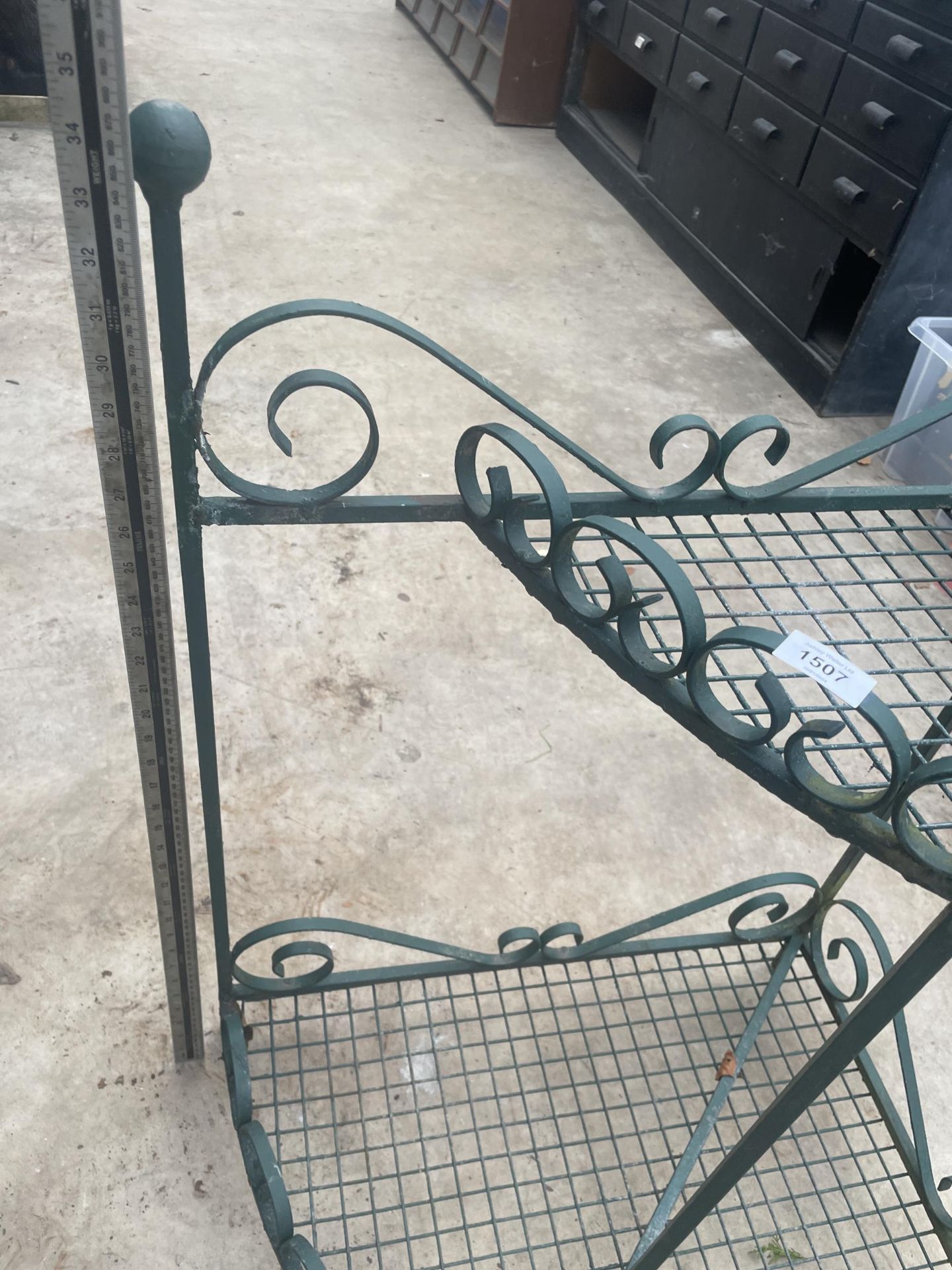 A VINTAGE WROUGHT IRON GARDEN CORNER PLANT STAND - Image 2 of 4