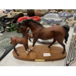 A BESWICK SPIRIT OF AFFECTION MARE AND FOAL FIGURE ON A WOODEN BASE