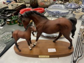 A BESWICK SPIRIT OF AFFECTION MARE AND FOAL FIGURE ON A WOODEN BASE