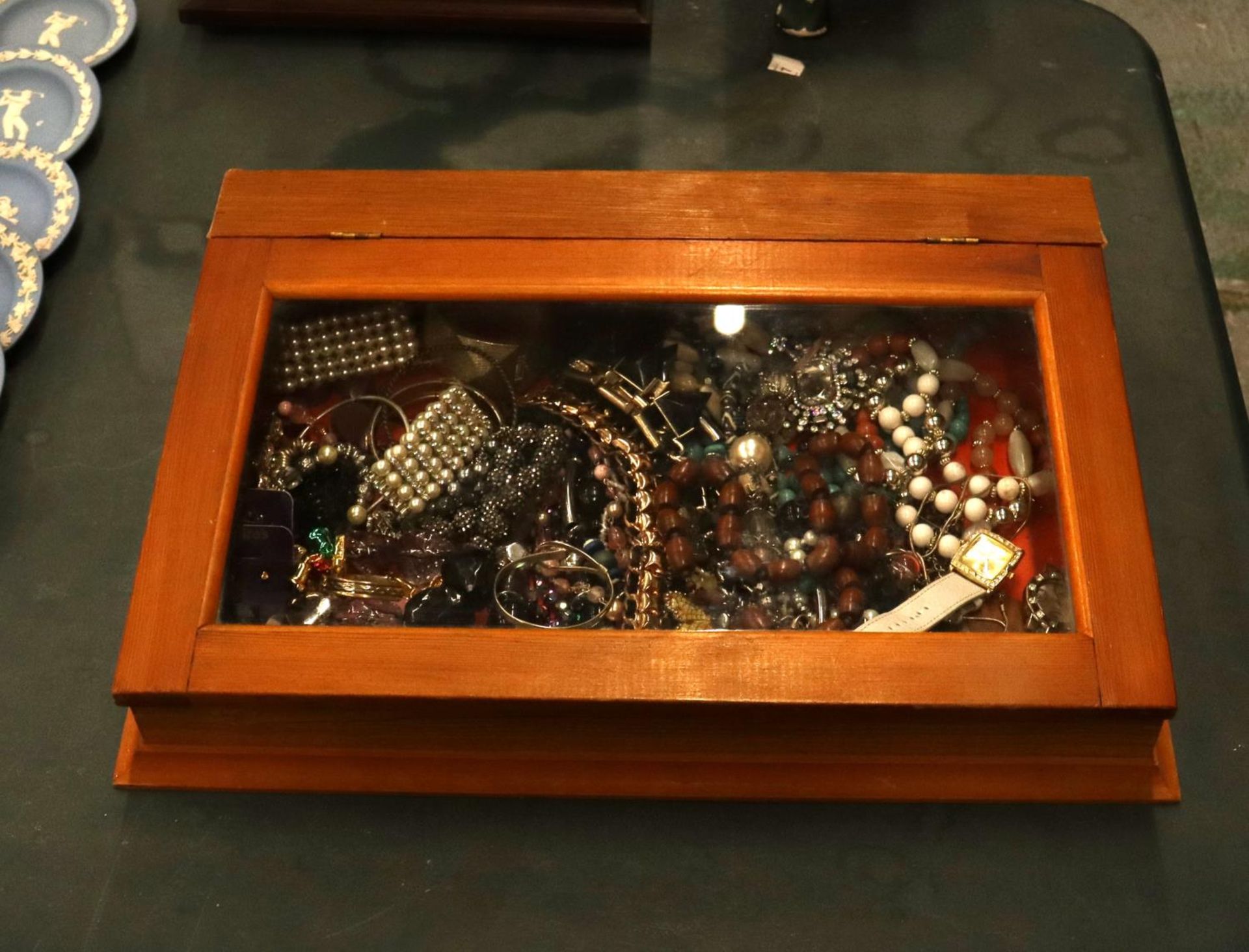 A QUANTITY OF COSTUME JEWELLERY IN A GLASS TOPPED DISPLAY CASE - Bild 2 aus 8