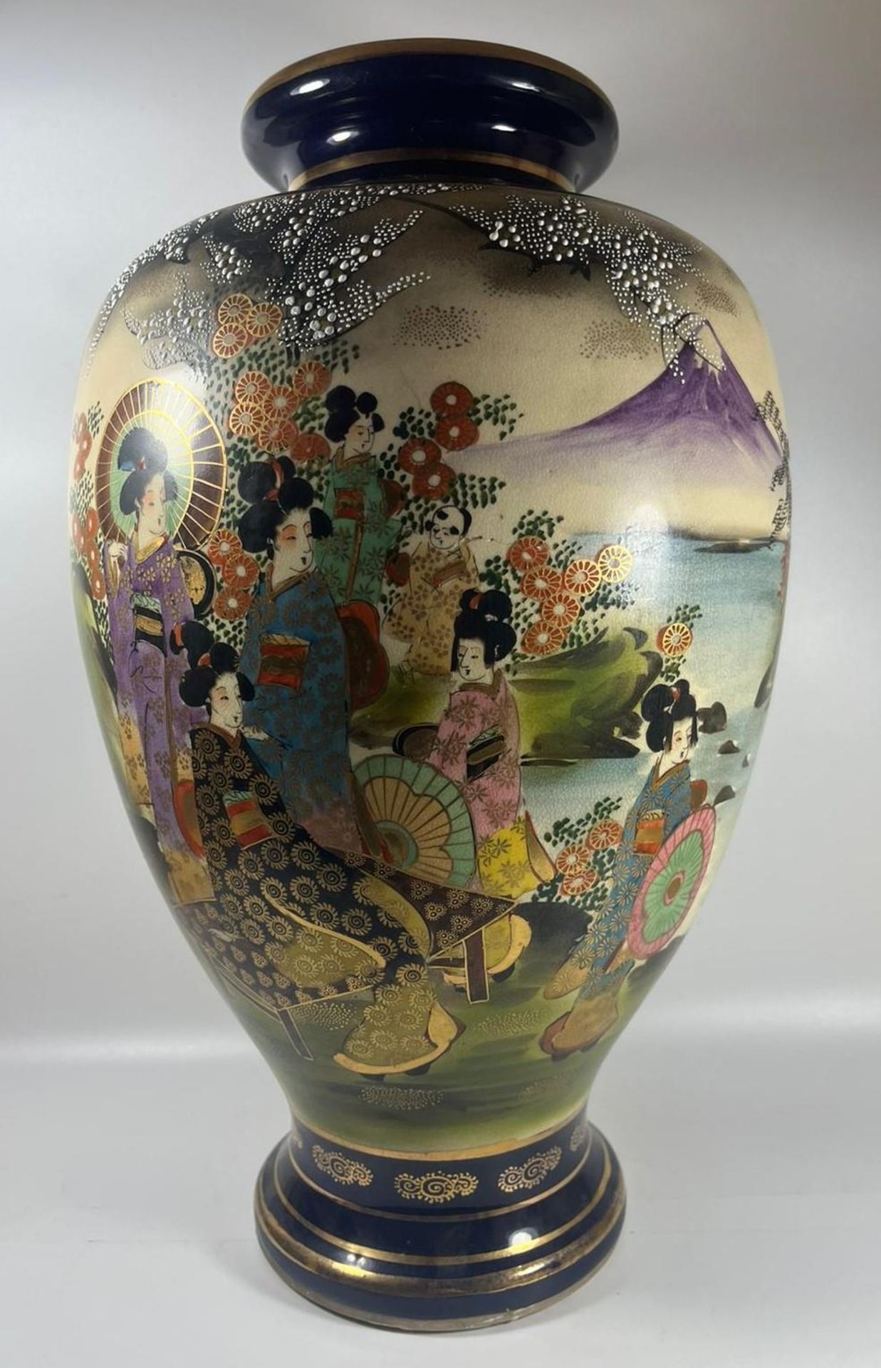 A HUGE ANTIQUE JAPANESE SATSUMA BALUSTER FORM VASE WITH HAND PAINTED FIGURAL SCENES WITH GILT BANDED