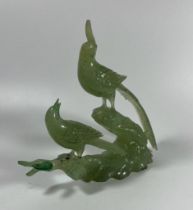 A JADE STYLE HARDSTONE BIRD FIGURE GROUP, HEIGHT 16 CM