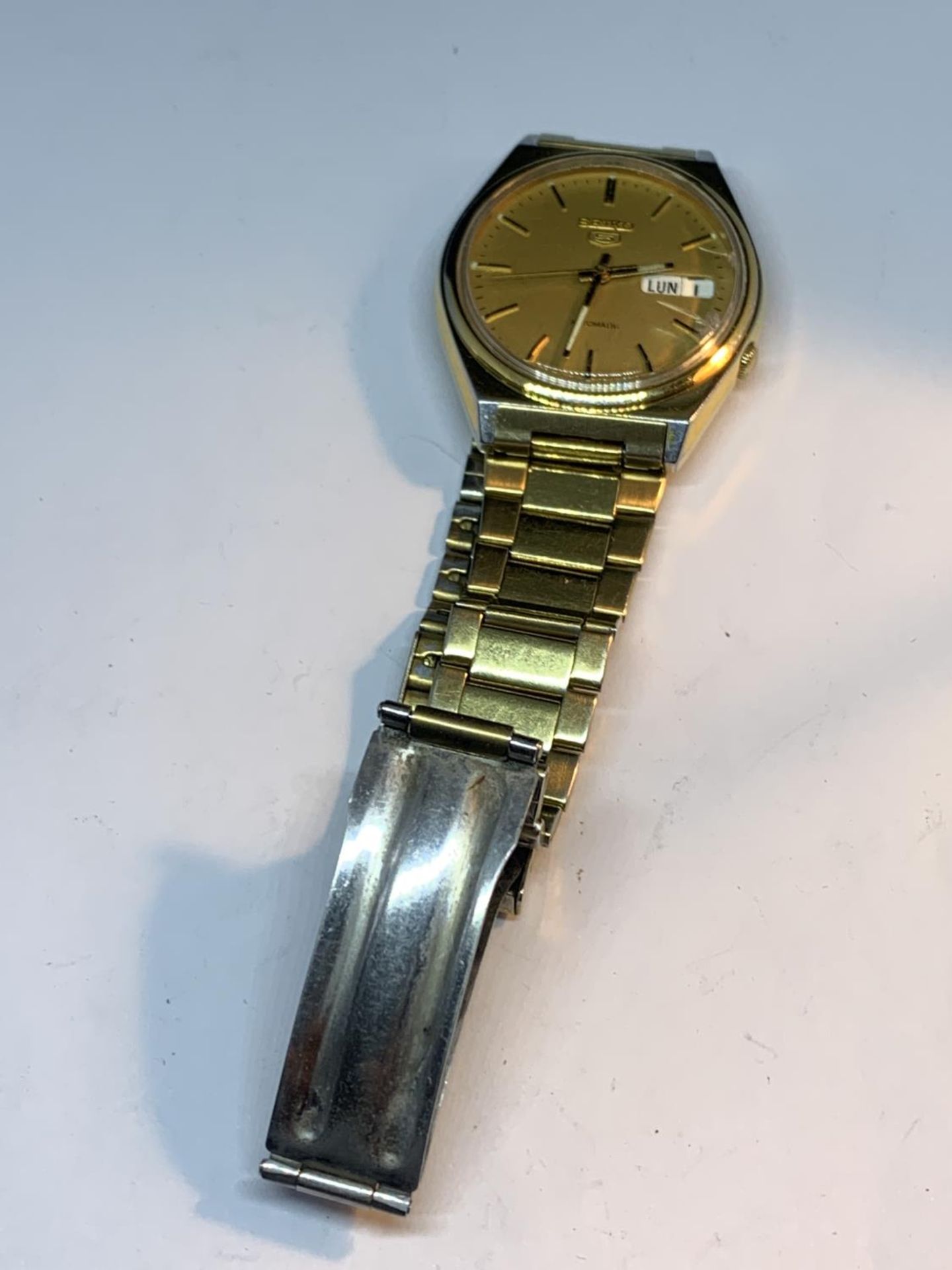 A SEIKO AUTOMATIC WRIST WATCH SEEN WORKING BUT NO WARRANTY