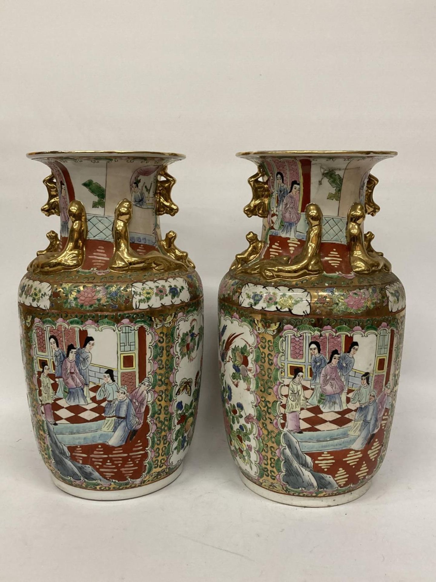 A LARGE PAIR OF CHINESE FAJMILLE ROSE VASES WITH LIZARD MOULDED NECK AND LION HANDLES - Image 3 of 7