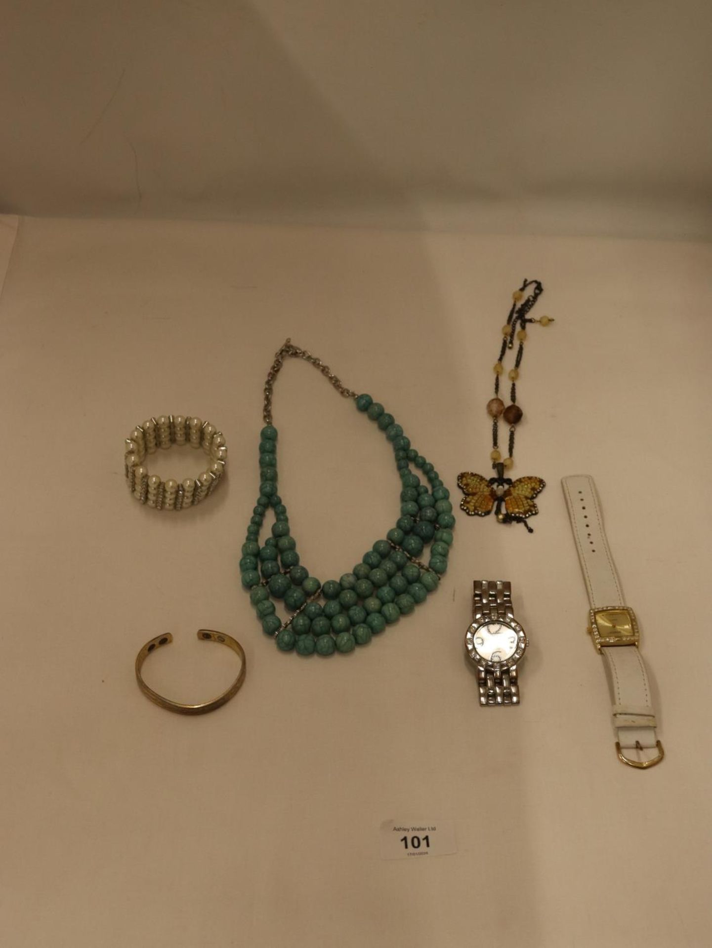 A QUANTITY OF COSTUME JEWELLERY IN A GLASS TOPPED DISPLAY CASE - Bild 4 aus 8