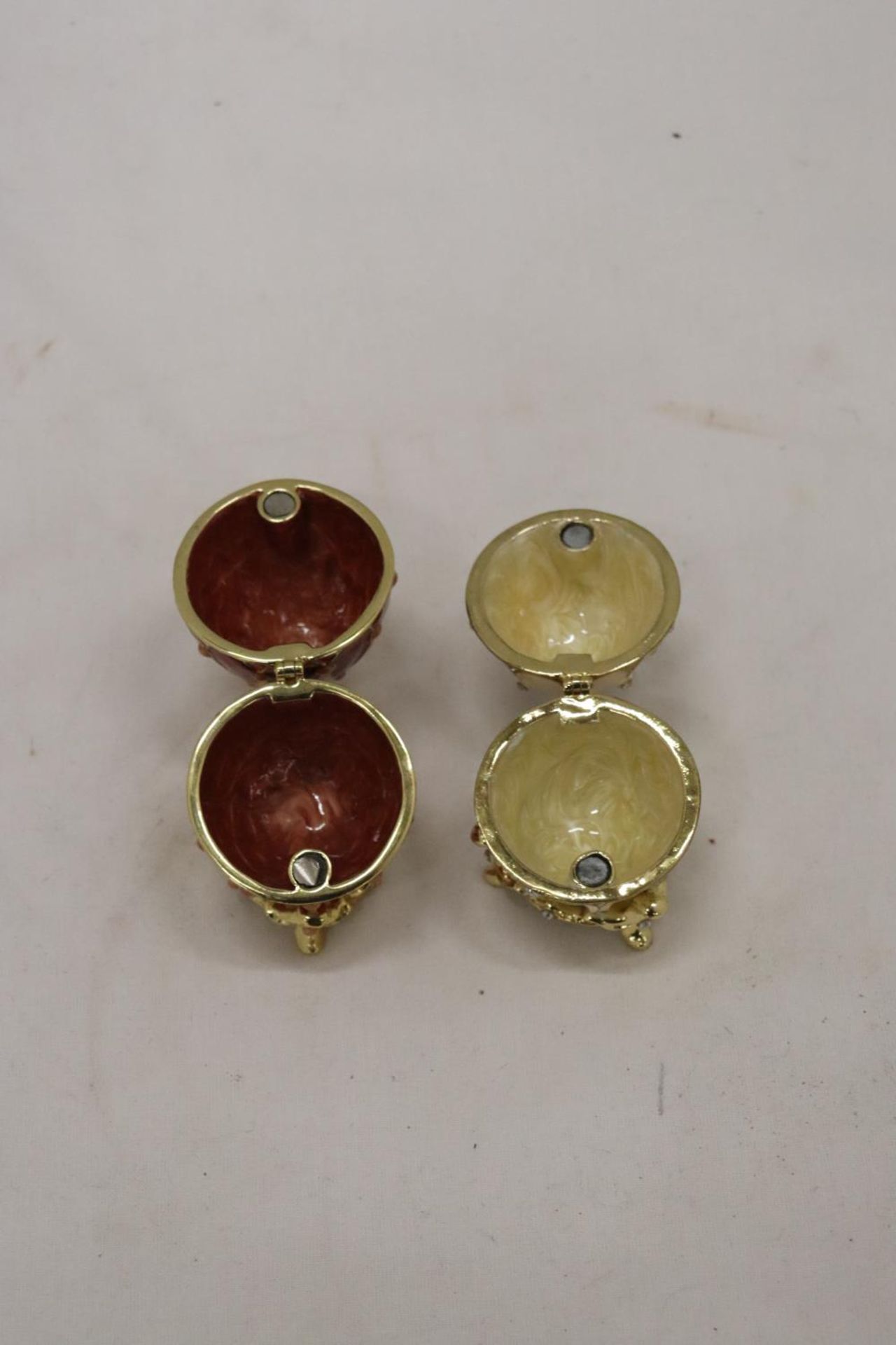 TWO DECORATIVE ENAMELLED EGG TRINKET BOXES ON STANDS - Image 5 of 6