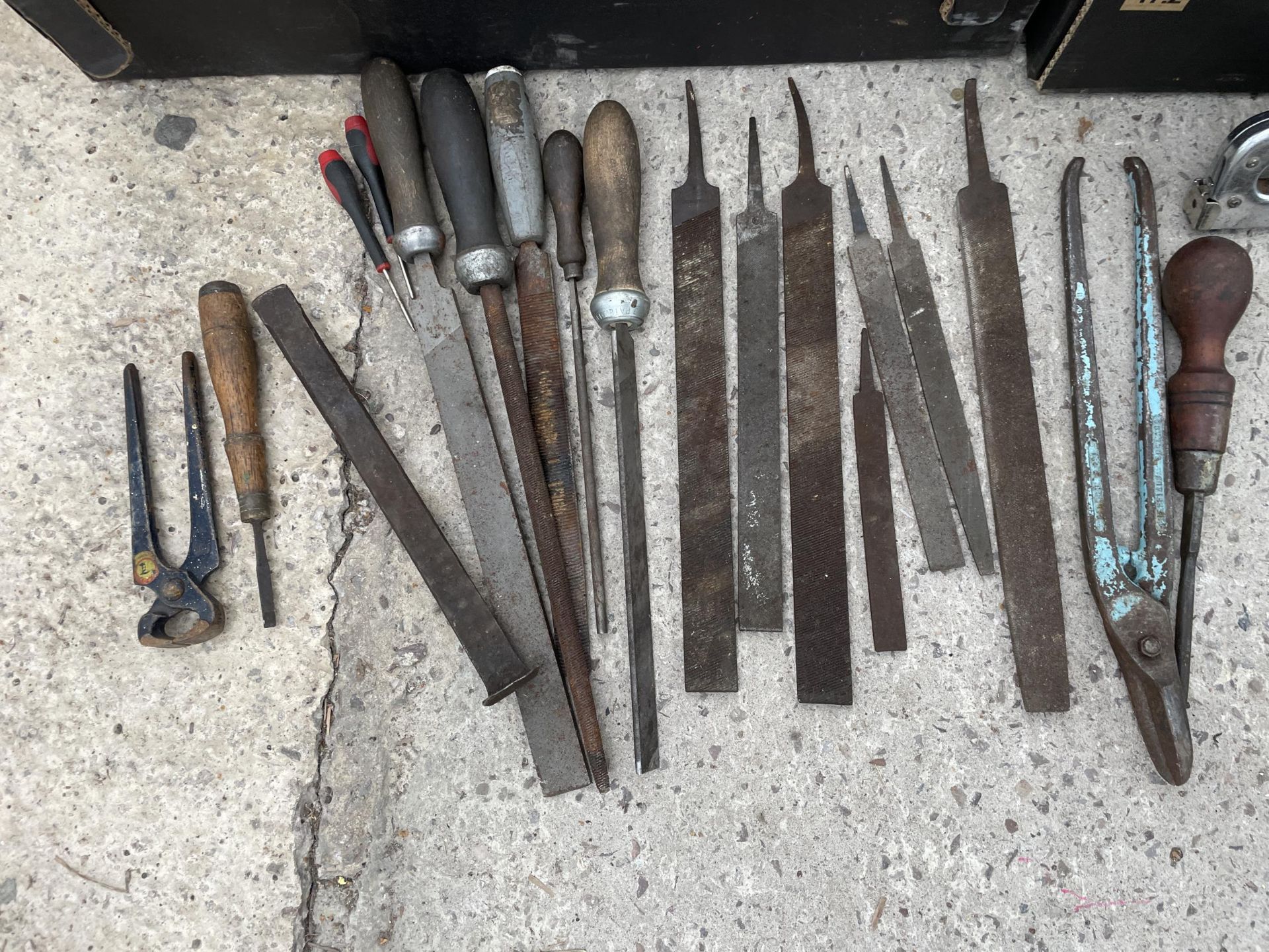 AN ASSORTMENT OF VINTAGE HAND TOOLS TO INCLUDE FILES, A BRACE DILL AND SPANNERS ETC - Image 3 of 5