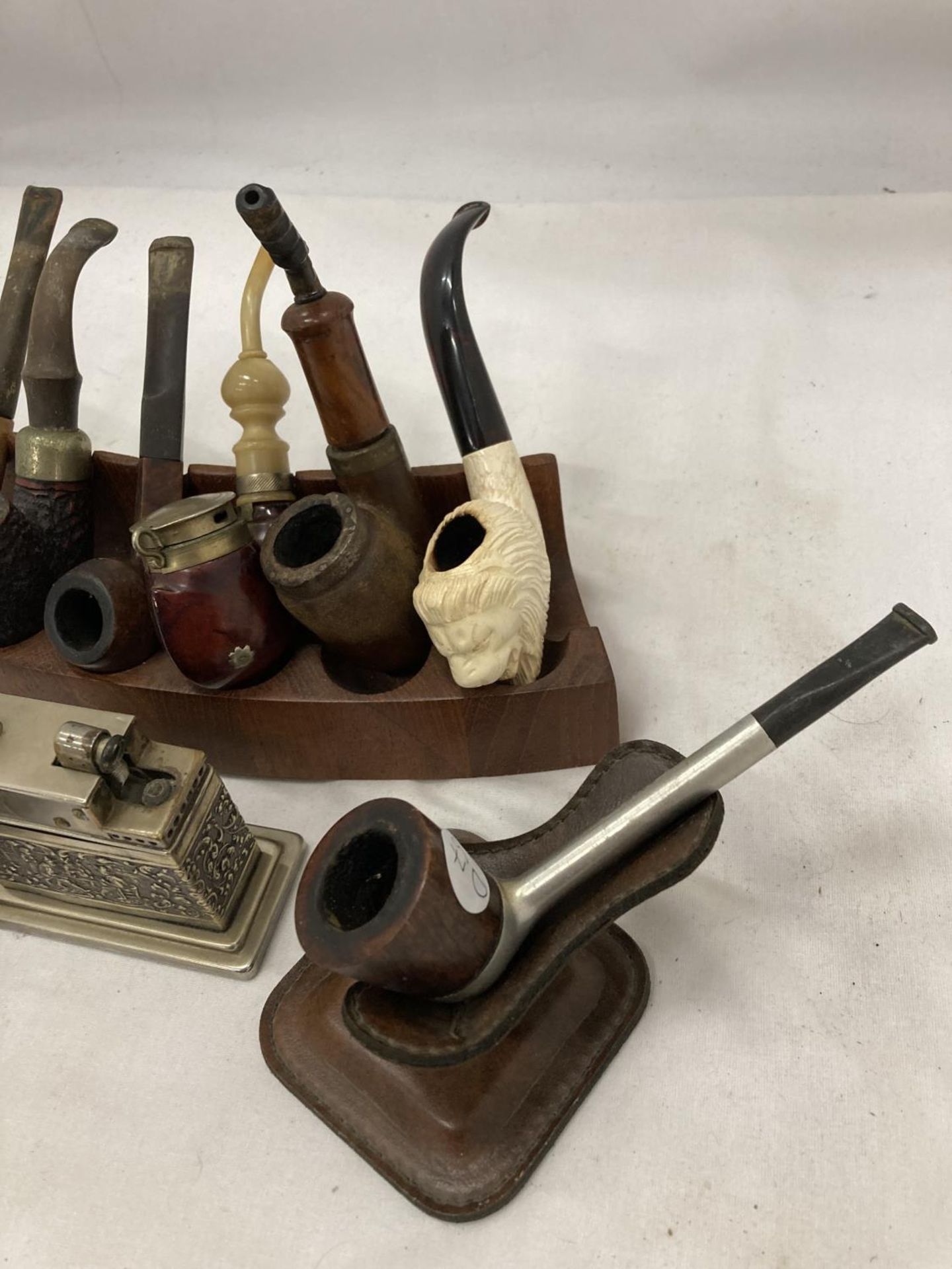 EIGHT VINTAGE PIPES WITH STANDS AND A TABLE LIGHTER - Bild 3 aus 4
