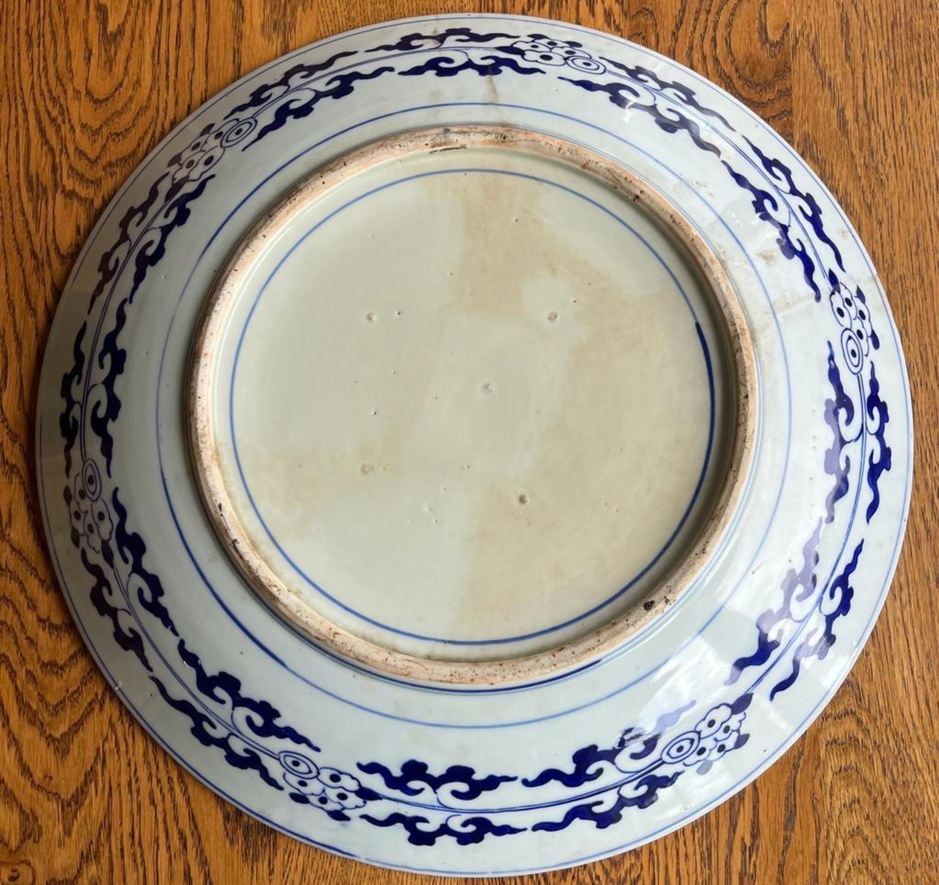 A JAPANESE BLUE AND WHITE POTTERY CHRYSANTHEMUM DESIGN FLORAL CHARGER PLATE, DIAMETER 46CM - Image 5 of 6