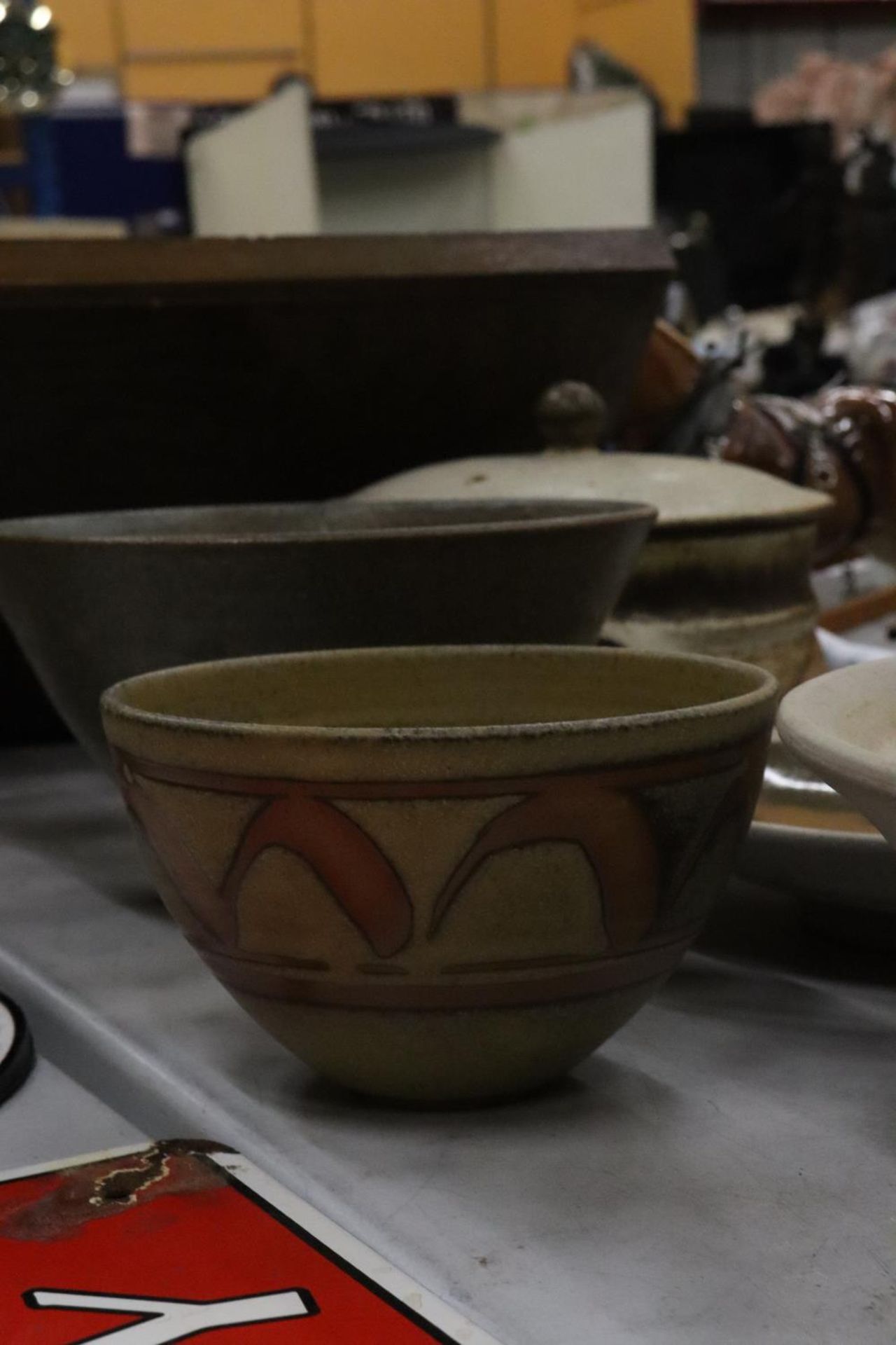 A QUANTITY OF EARTHENWARE TO INCLUDE A COOKING POT, BOWLS, PLATE, ETC., - Image 4 of 6
